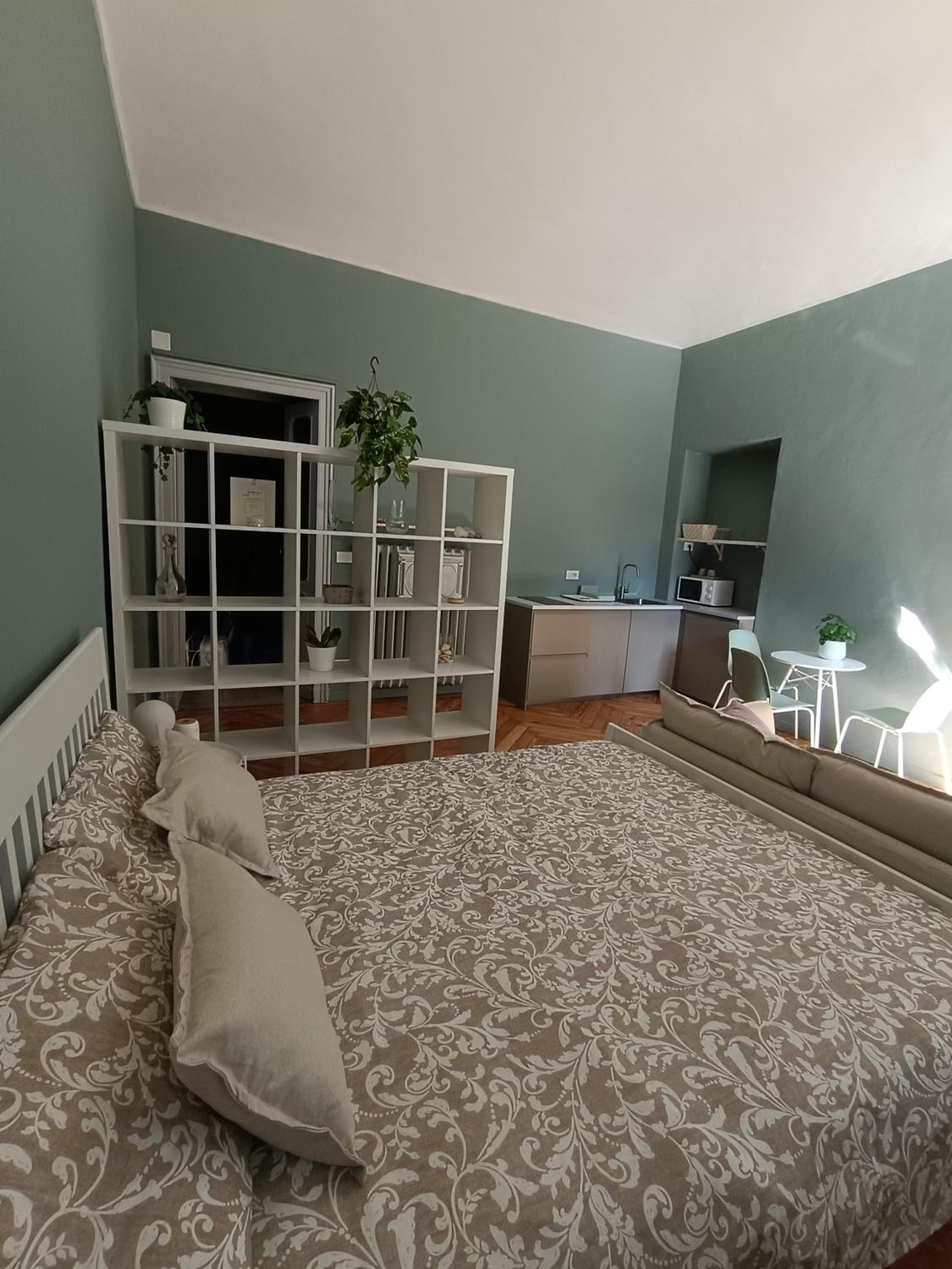 One-Bedroom Apartment photo 1