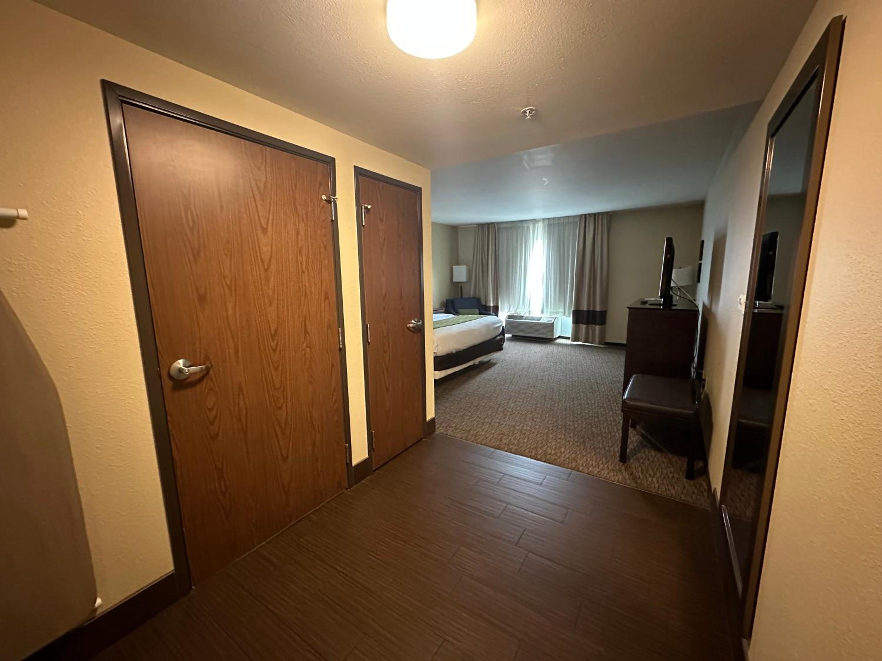 King Room - Accessible/Non-Smoking photo 3
