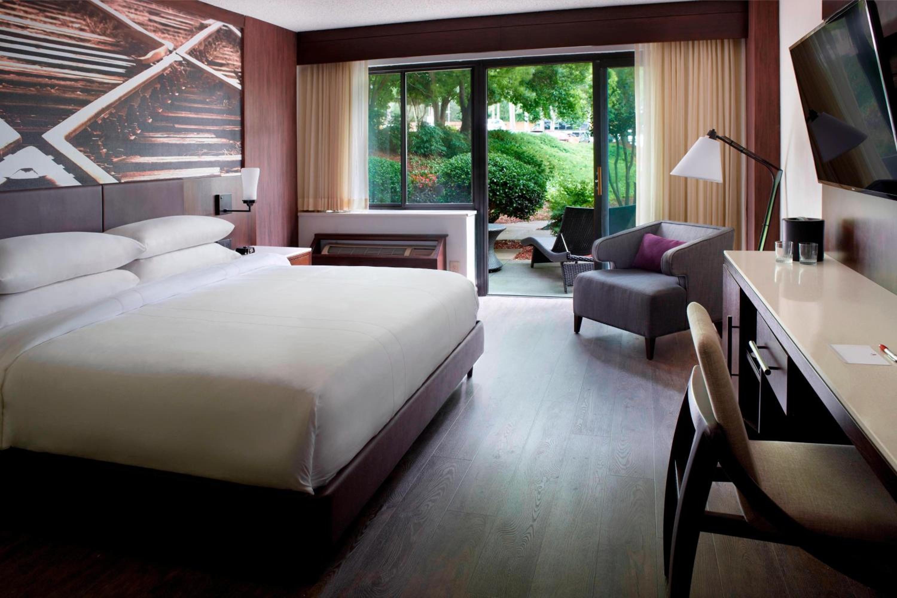 King Room - Non-Smoking - Photo 5