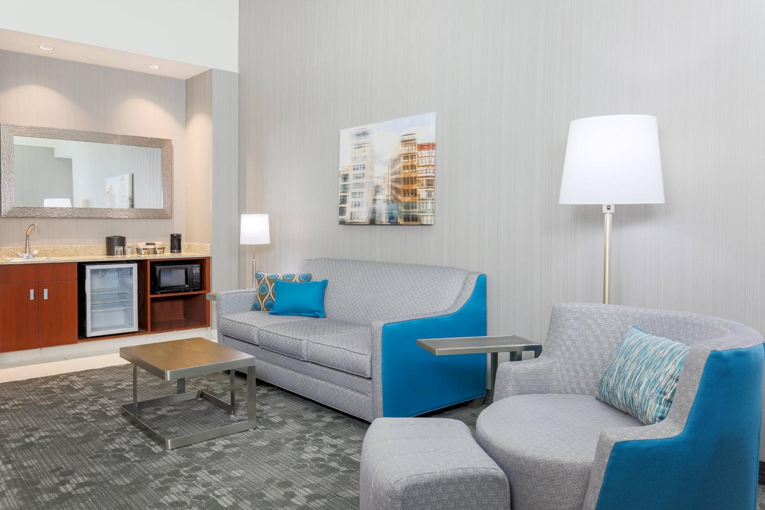 One-Bedroom King Suite with Bathtub and Sofa Bed - Mobility Access/Hearing Accessible - Photo 3