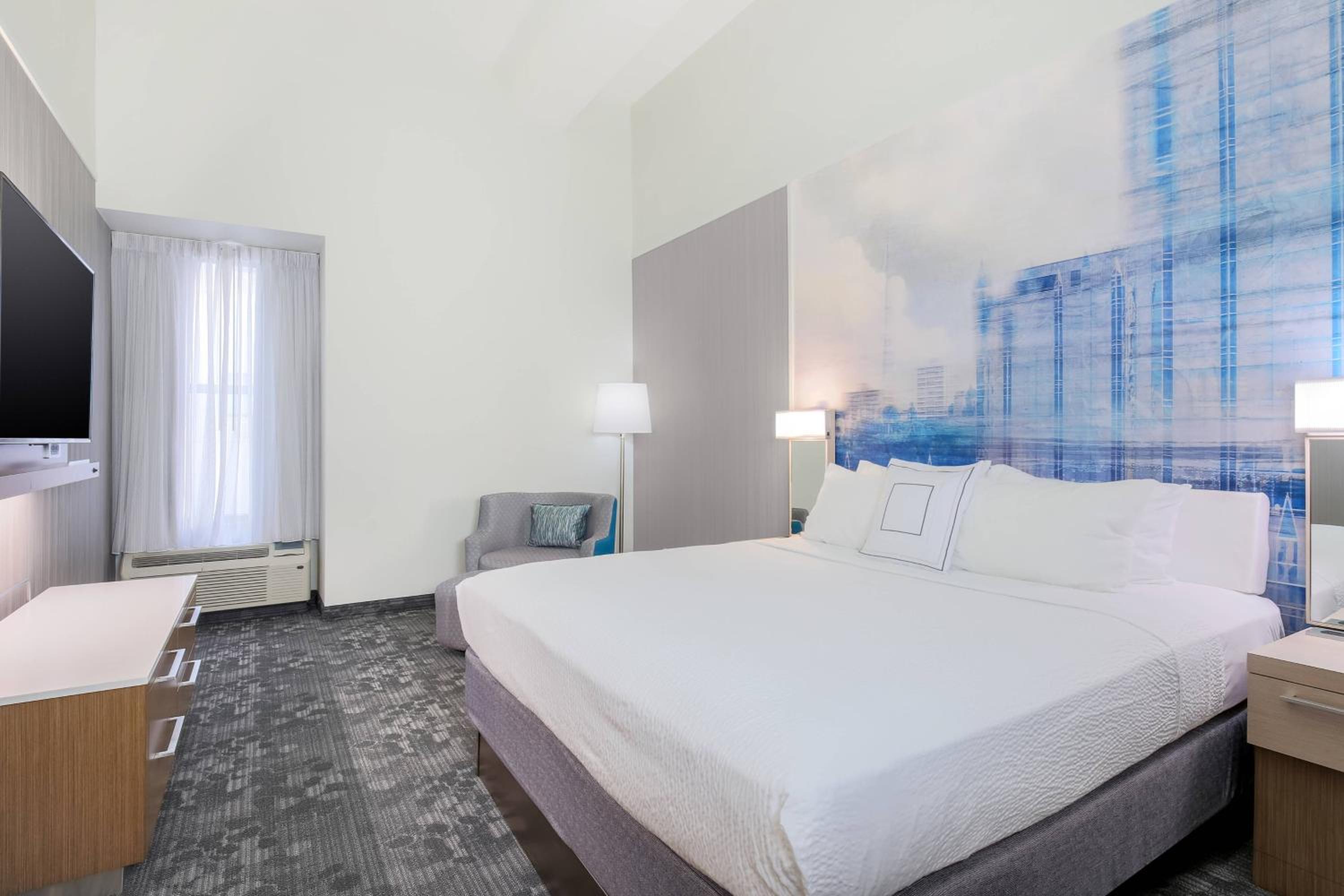 One-Bedroom King Suite with Bathtub and Sofa Bed - Mobility Access/Hearing Accessible - Photo 5