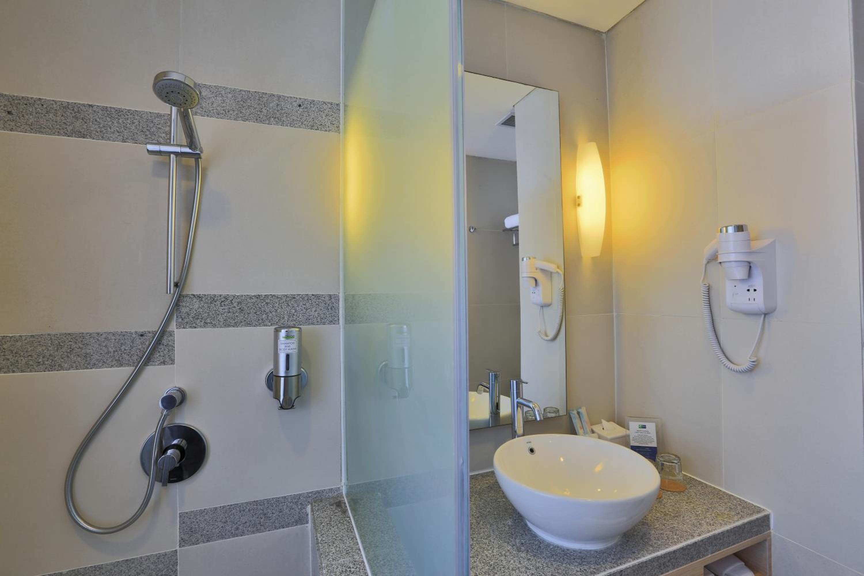 Standard Queen Room with Free Breakfast - High Floor/Smoking photo 3