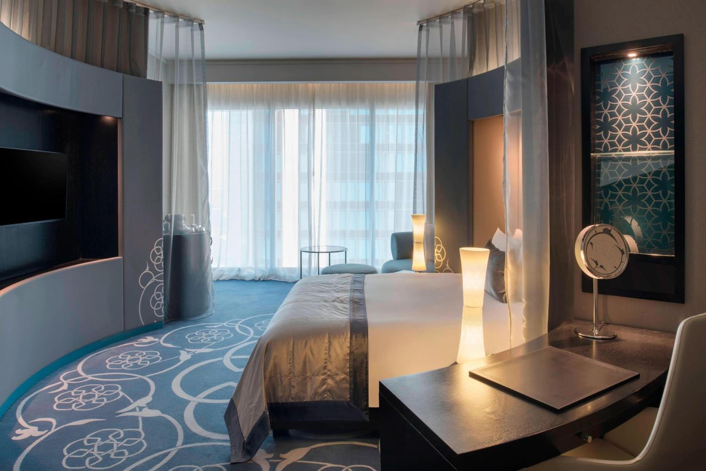 Deluxe King Room with City View - Photo 1