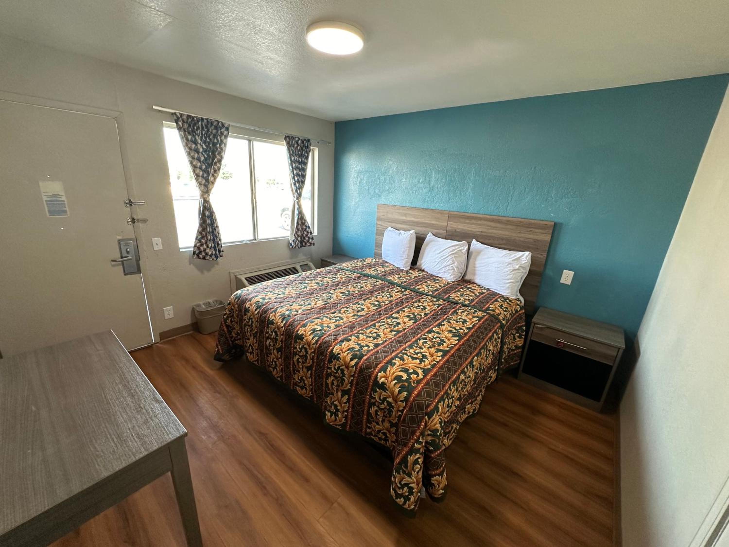 Deluxe King Room photo 1