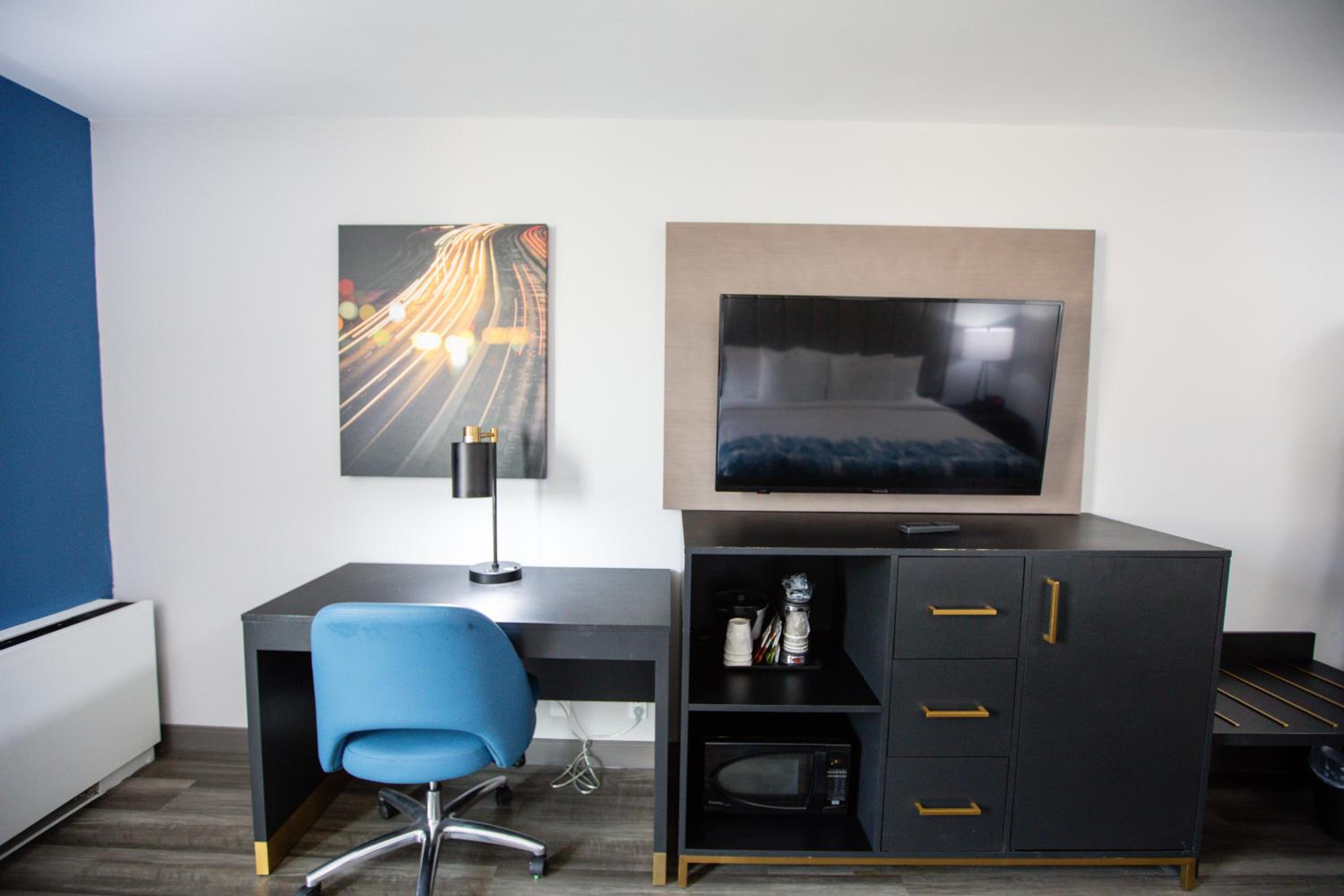 Deluxe Queen Room with Two Queen Beds - Photo 4