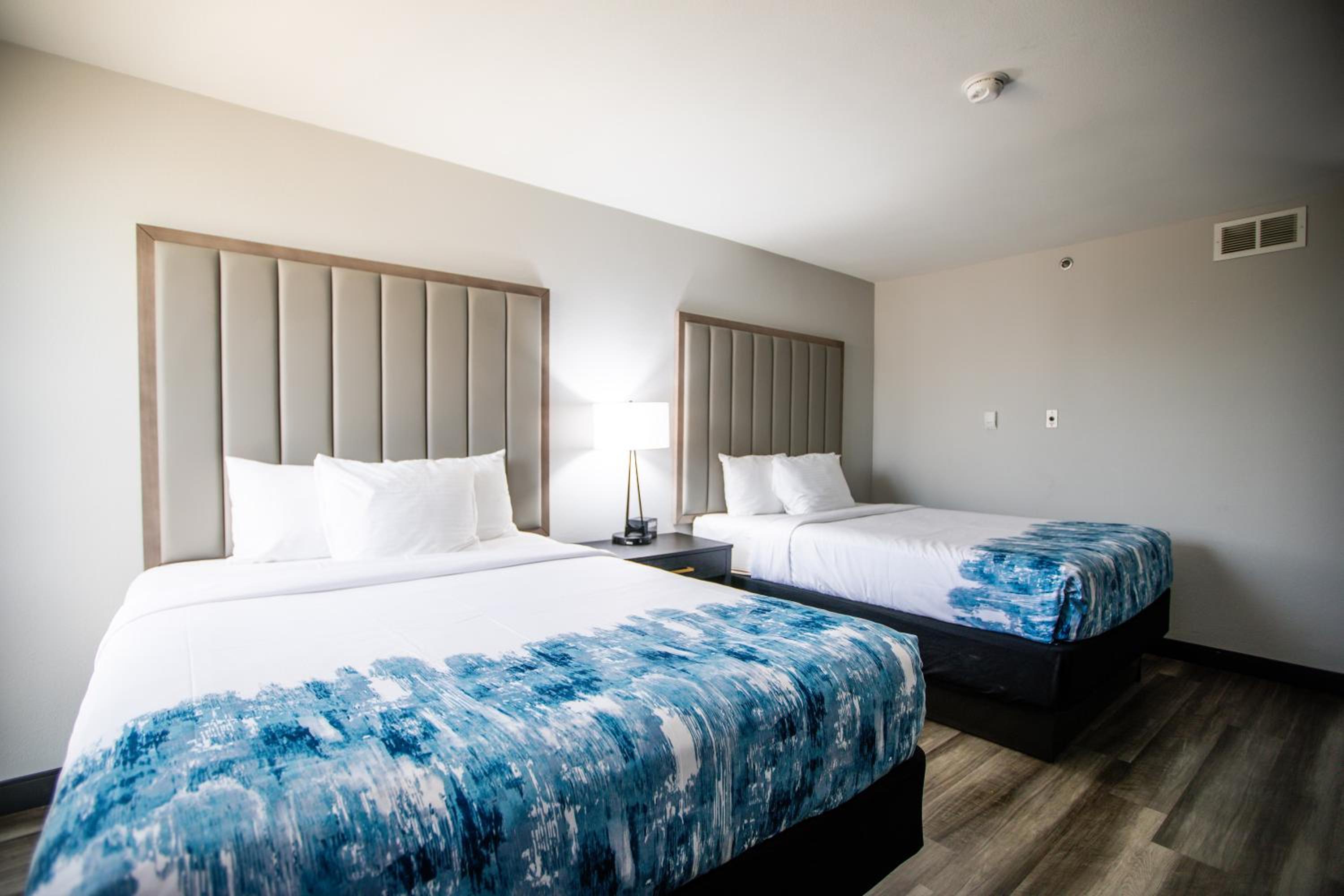 Deluxe Queen Room with Two Queen Beds - Photo 3