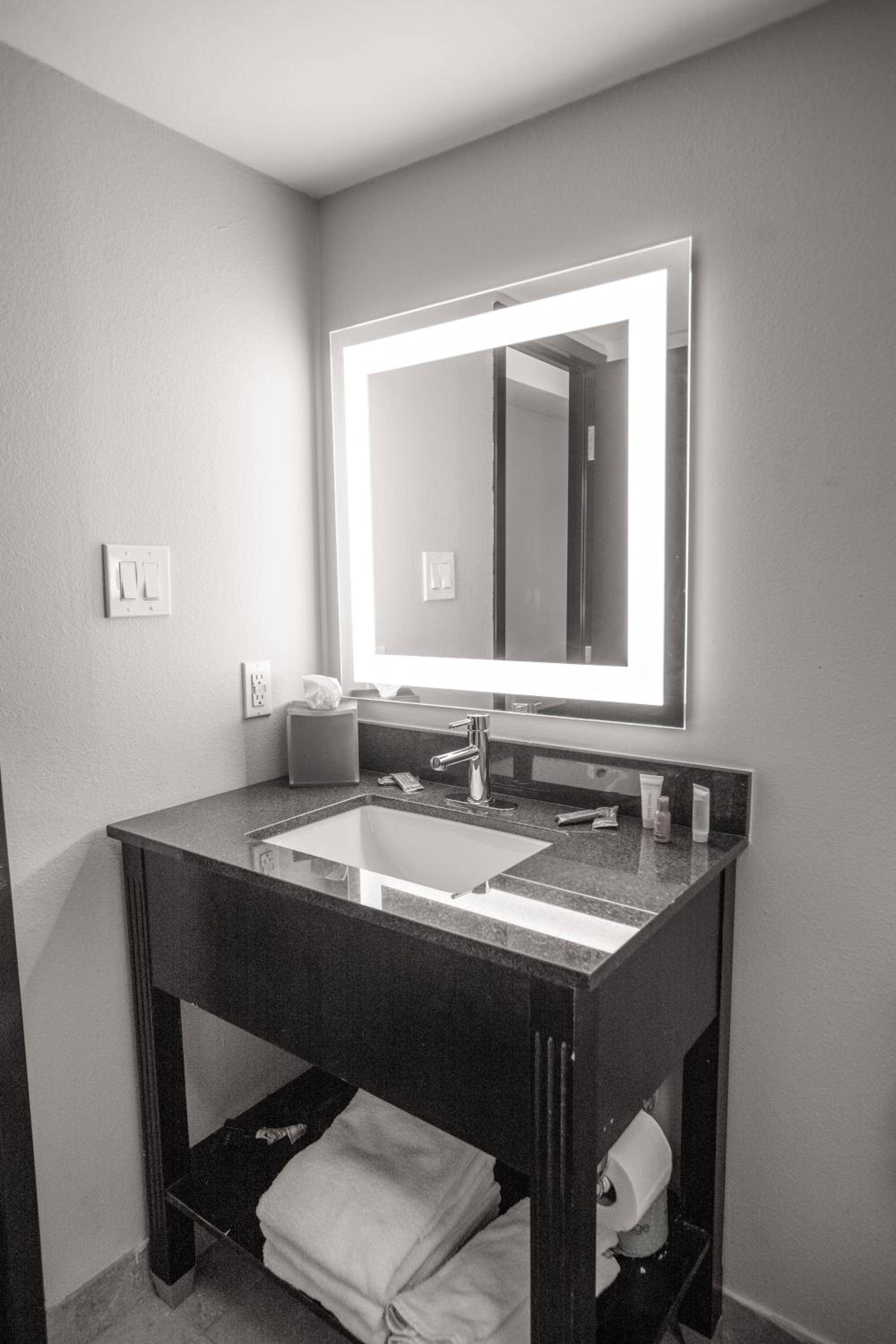 Deluxe Queen Room with Two Queen Beds - Photo 2