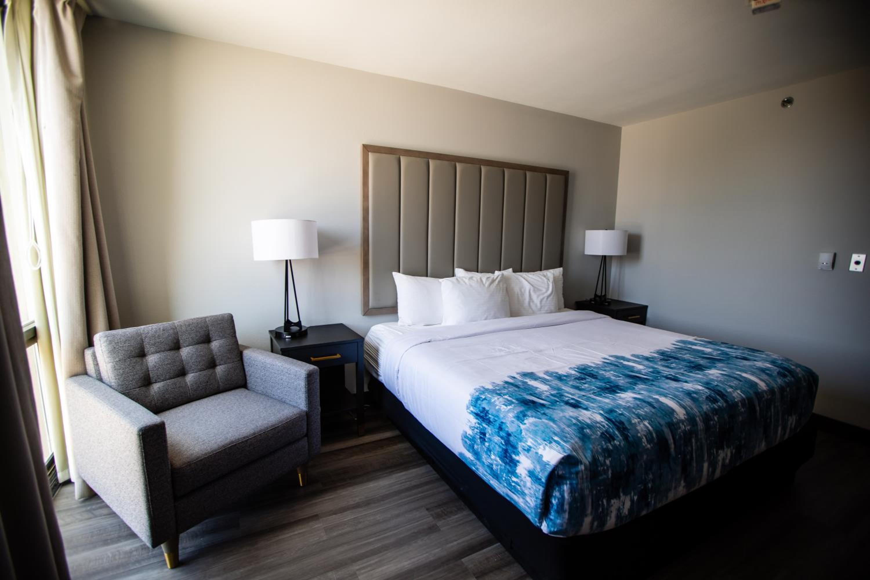 Deluxe King Room - Photo 2