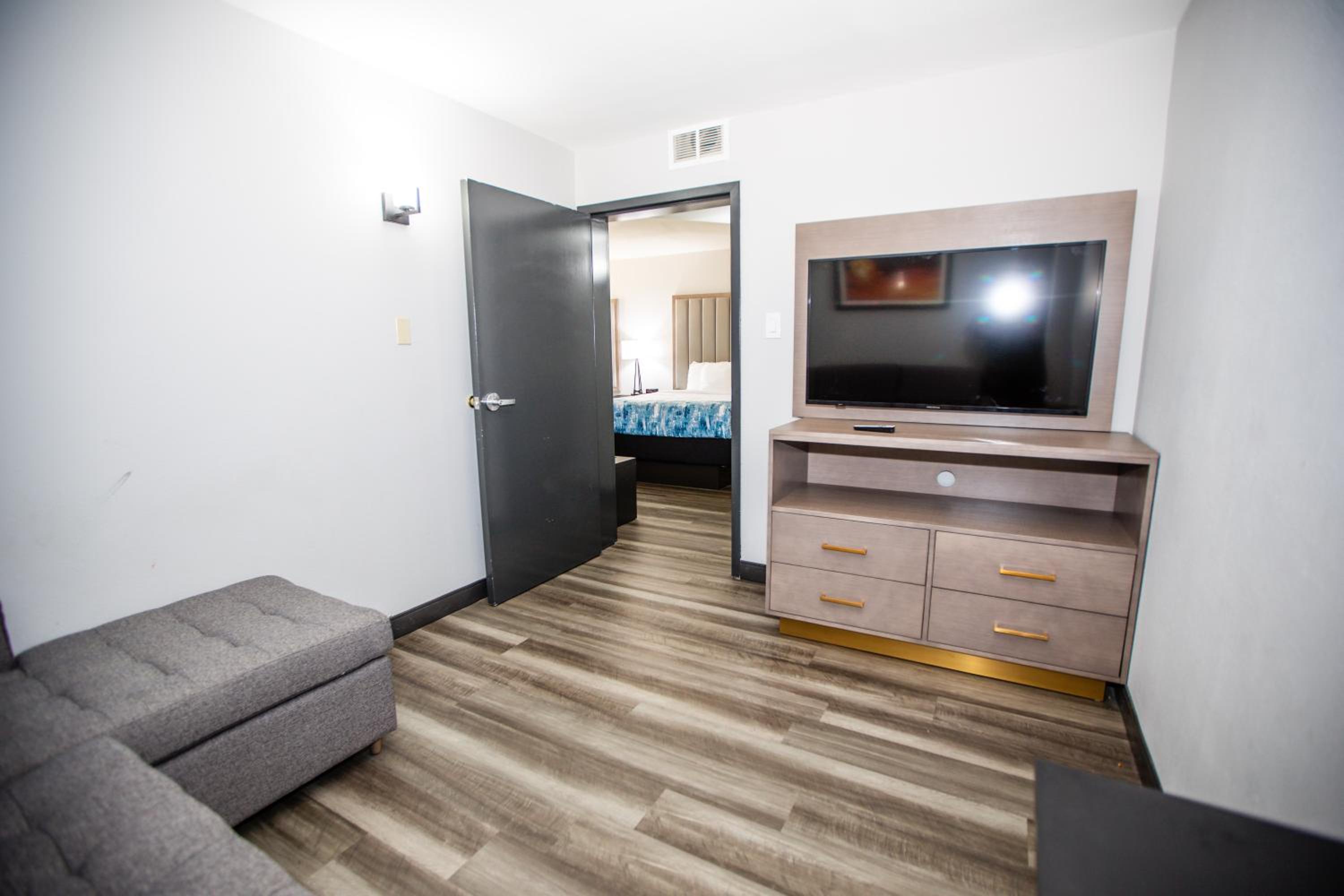 One-Bedroom King Suite - Non-Smoking - Photo 2