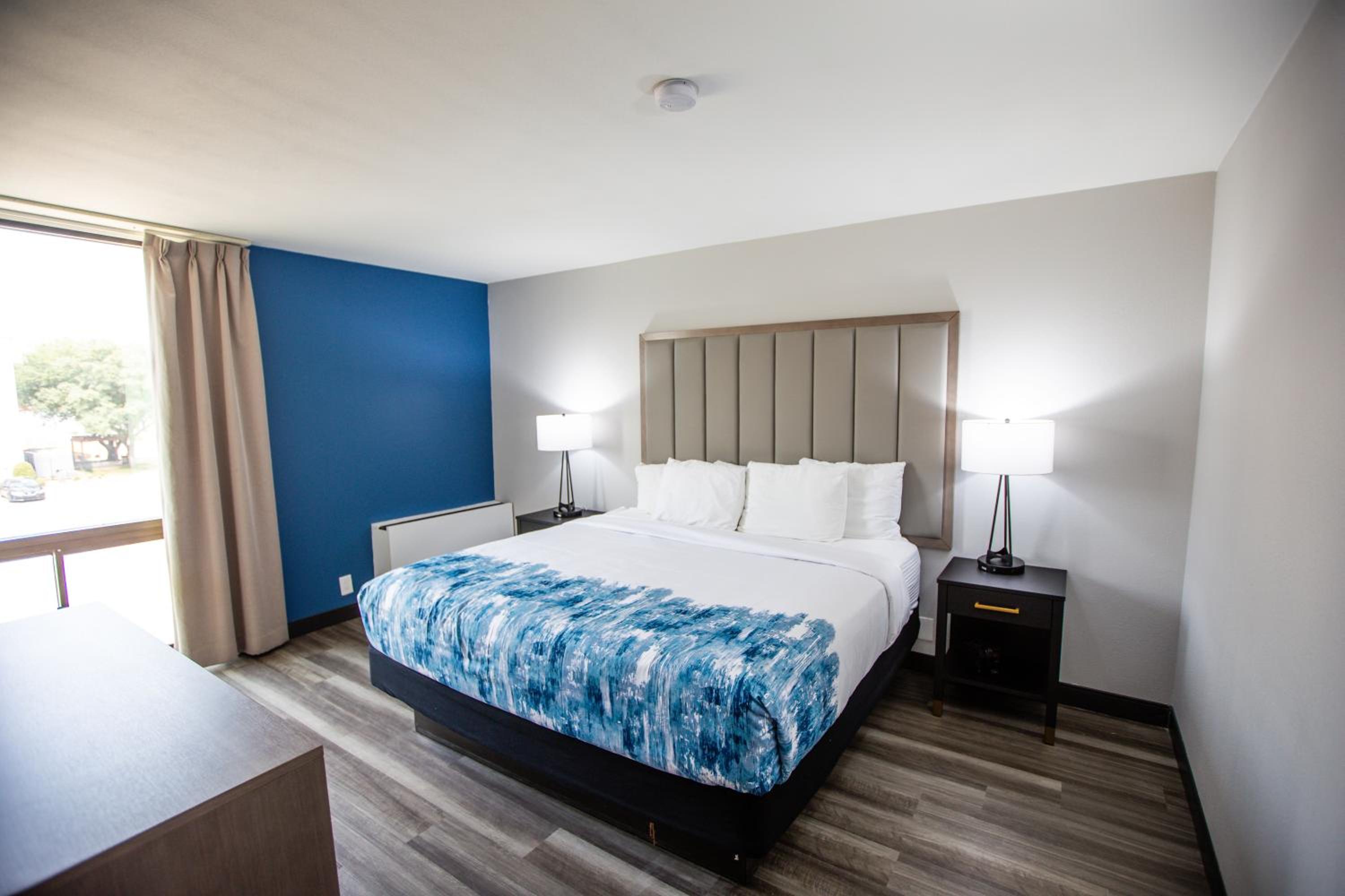 One-Bedroom King Suite - Non-Smoking - Photo 5