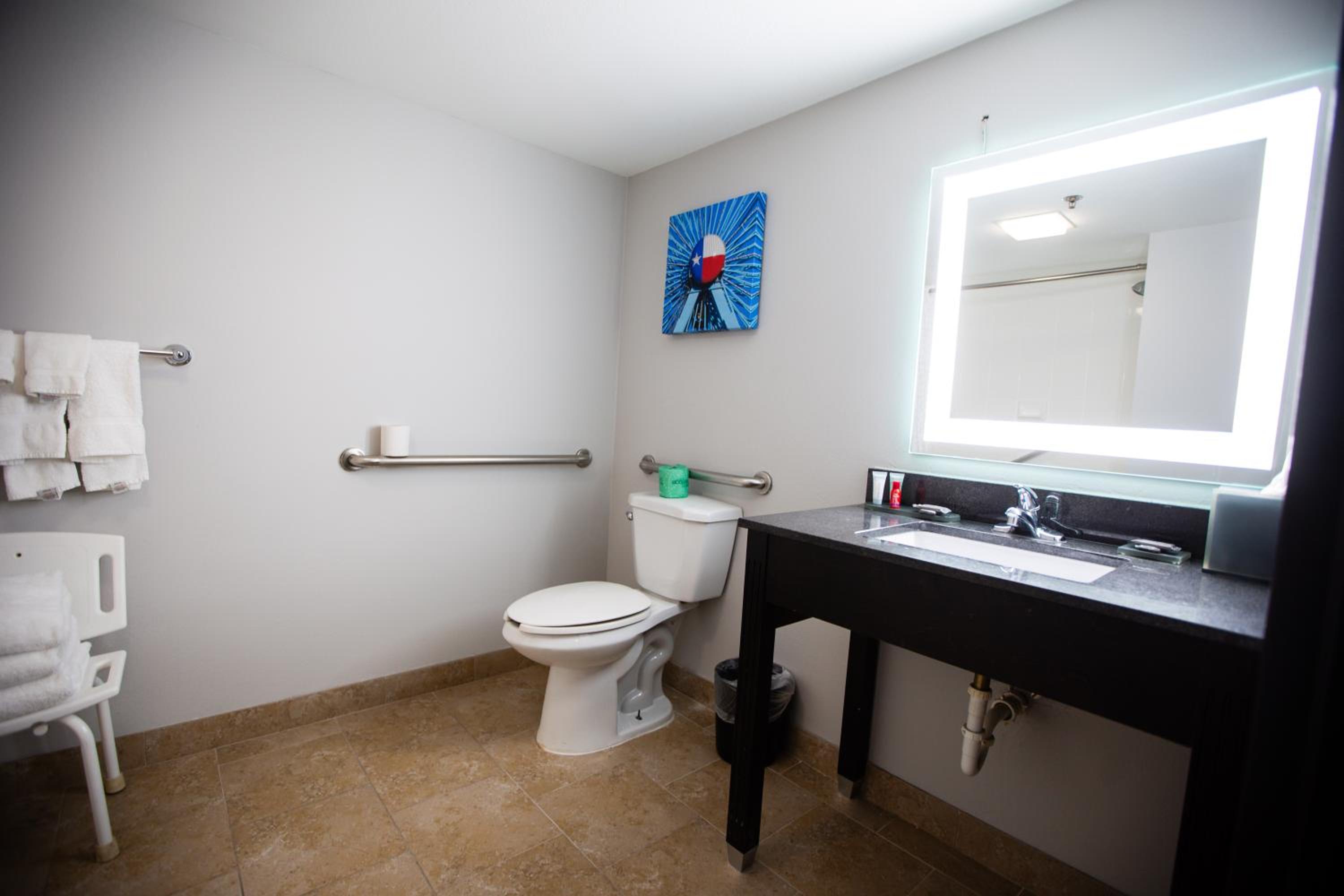 King Room with Bath Tub - Mobility/Hearing Accessible - Non-Smoking - Photo 4