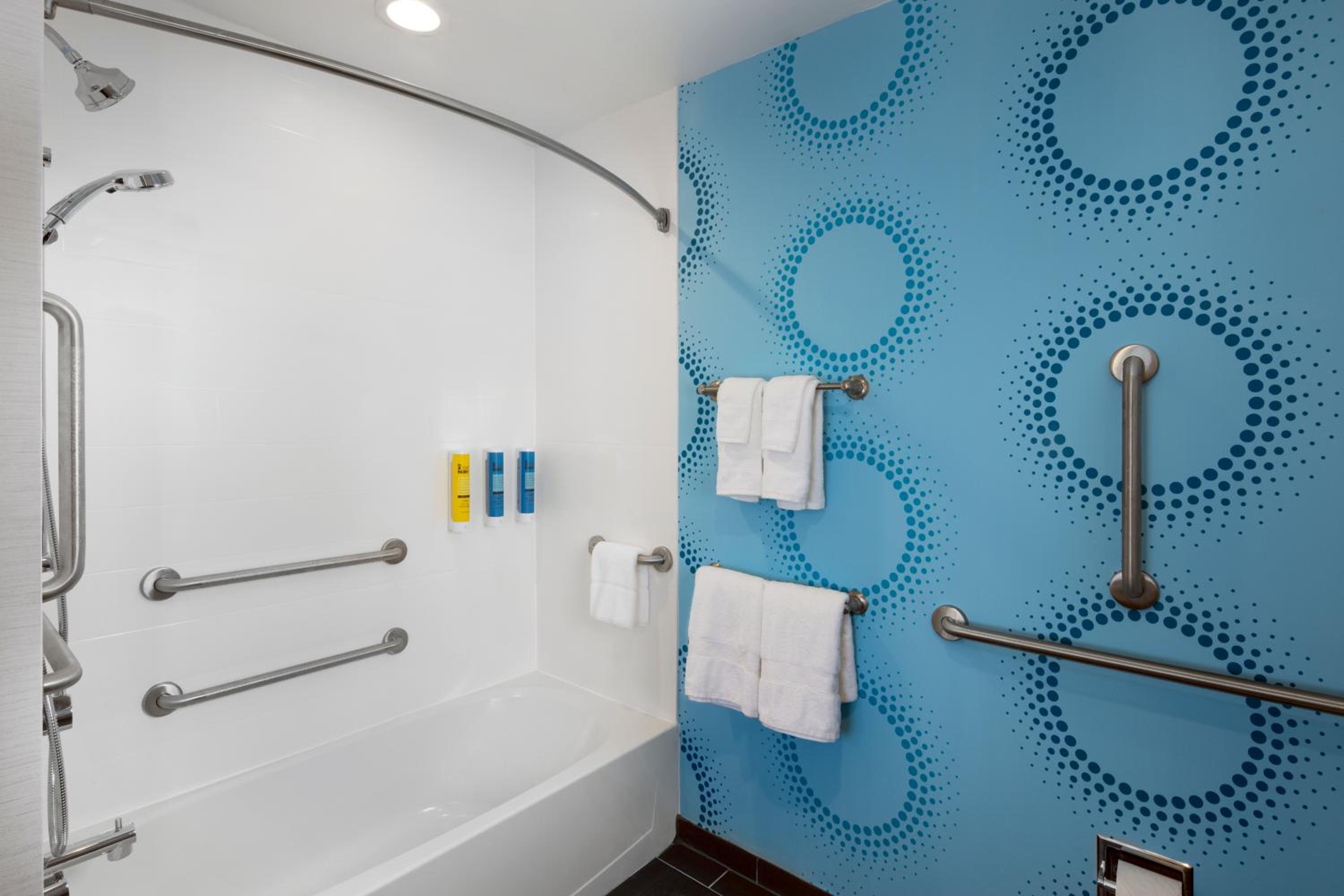 Queen Room with Two Queen Beds - Mobility Access - Photo 6