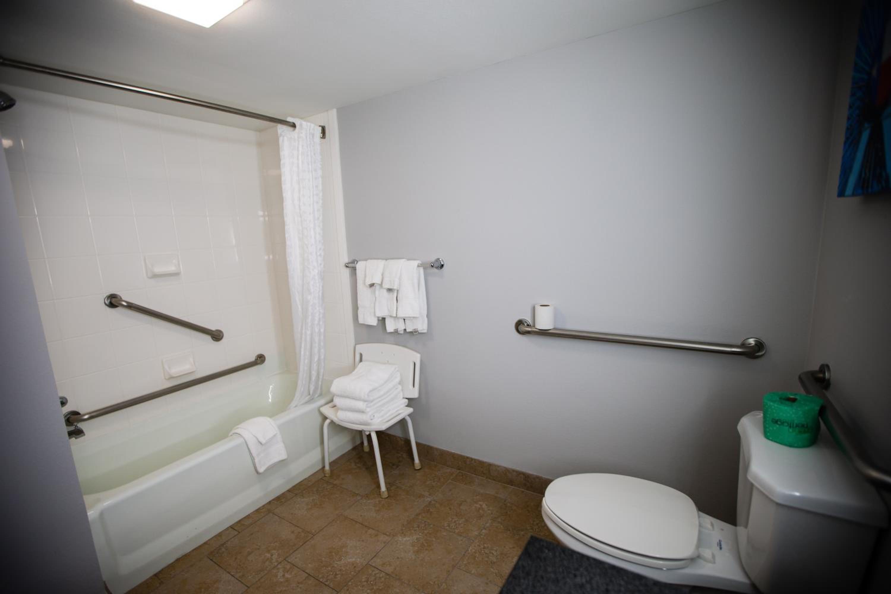 King Room with Bath Tub - Mobility/Hearing Accessible - Non-Smoking - Photo 5
