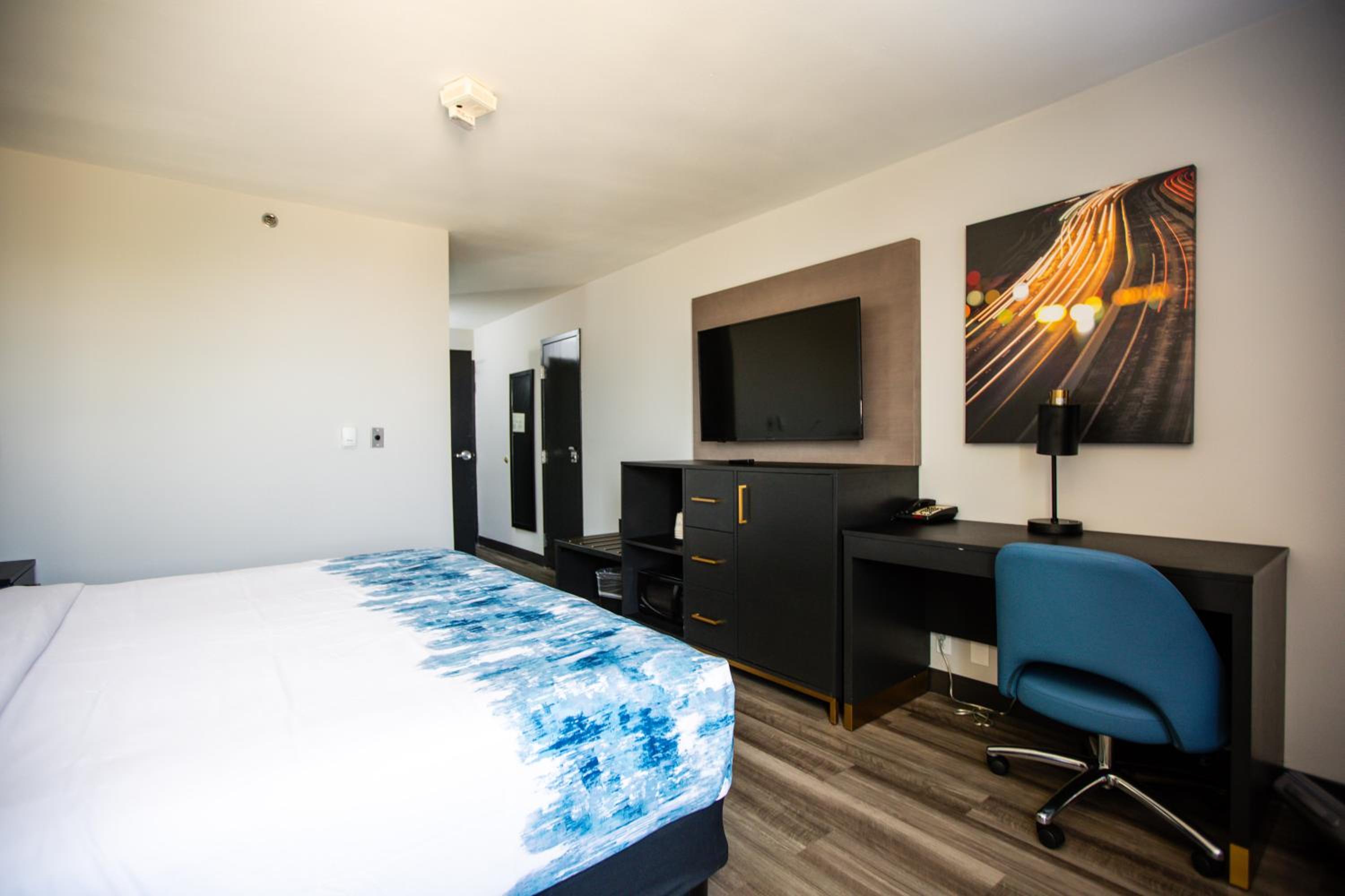 King Room with Bath Tub - Mobility/Hearing Accessible - Non-Smoking - Photo 3