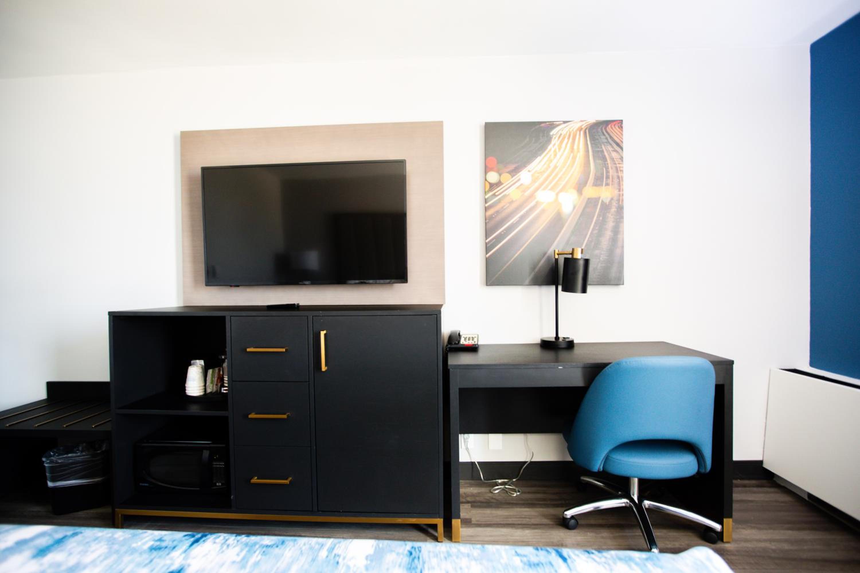 One-Bedroom Suite with Two Queen Beds - Non-Smoking - Photo 5