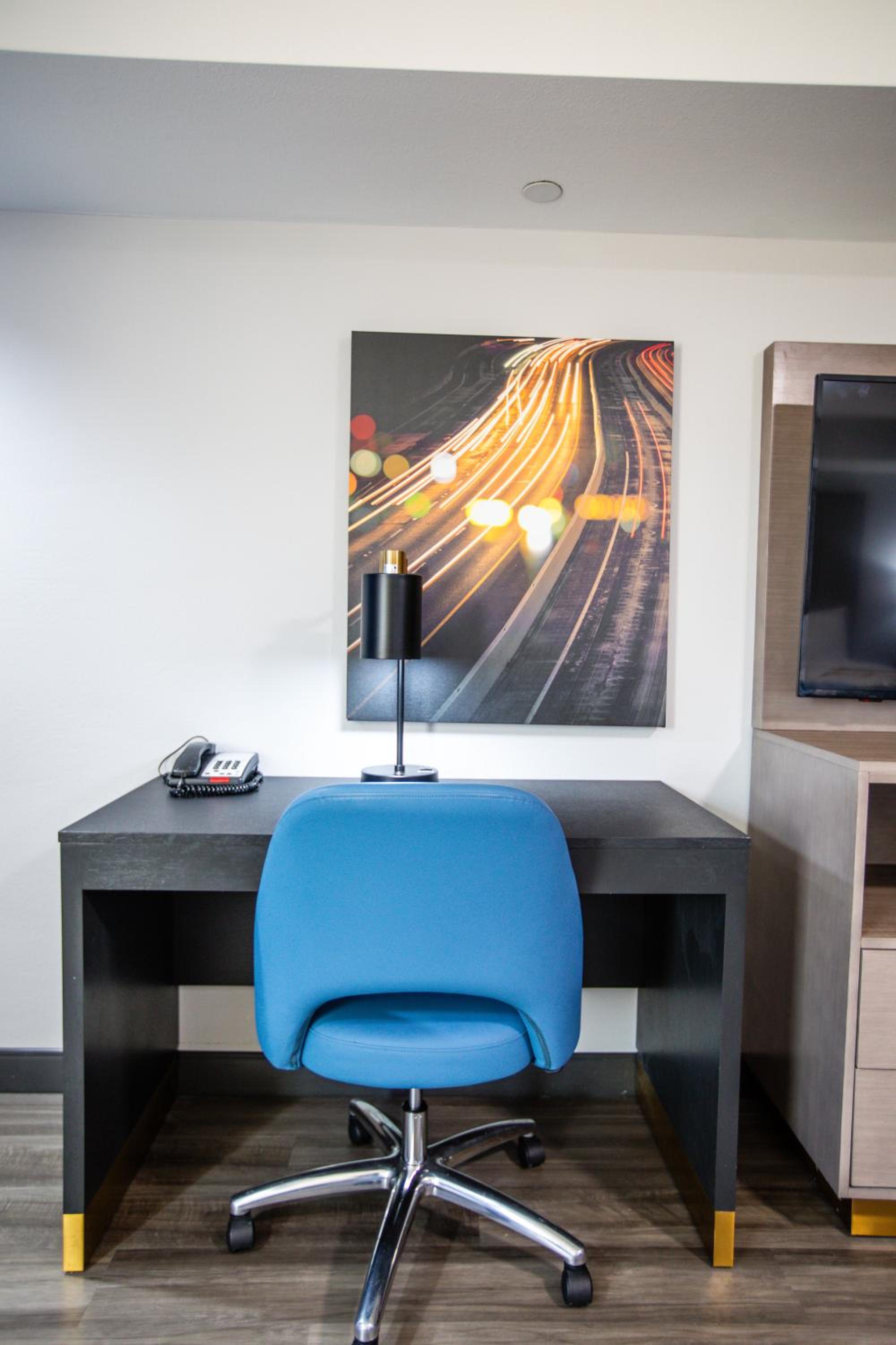 One-Bedroom King Suite with Bathtub - Mobility/Hearing Accessible - Non-Smoking - Photo 4