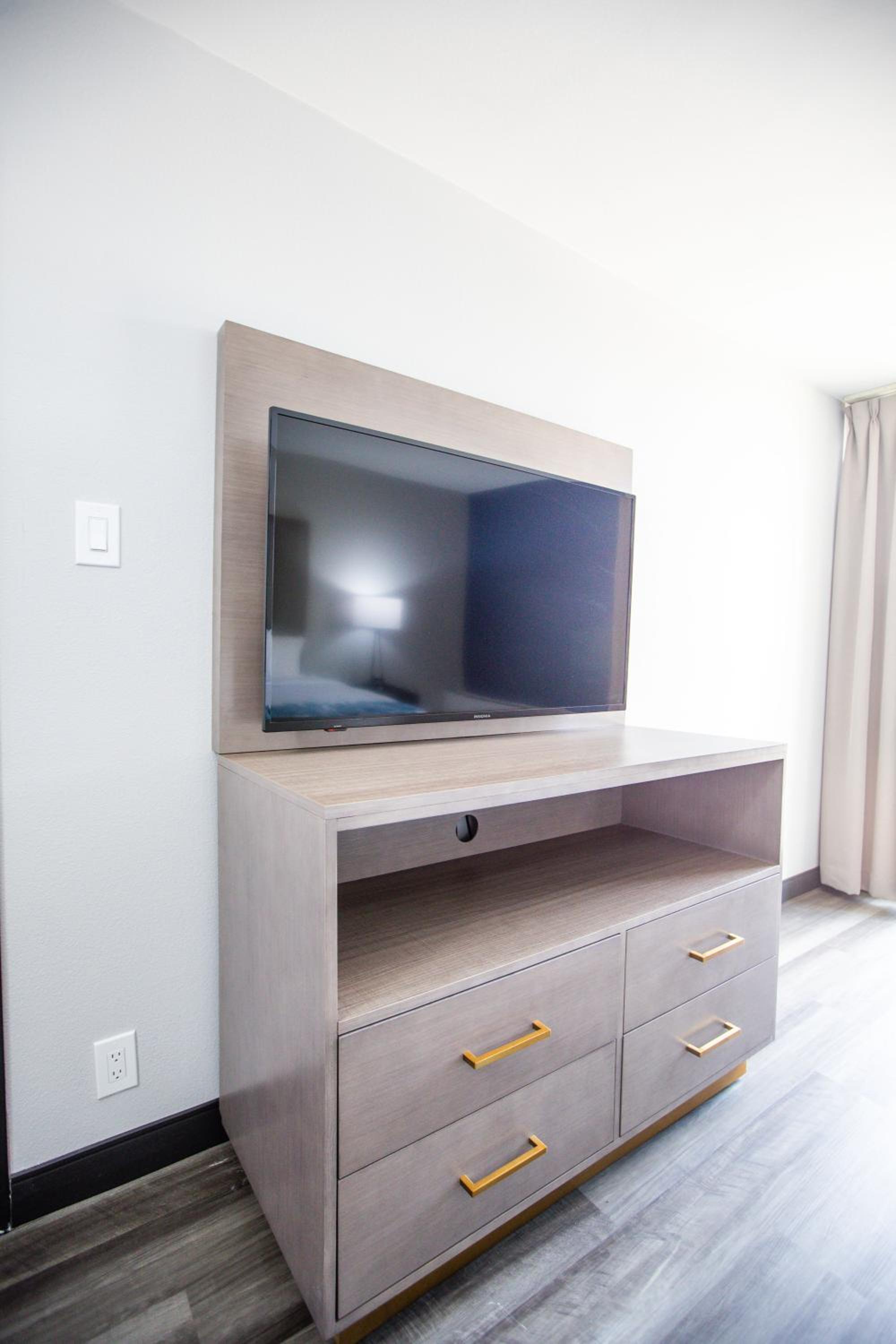 One-Bedroom King Suite with Bathtub - Mobility/Hearing Accessible - Non-Smoking - Photo 6