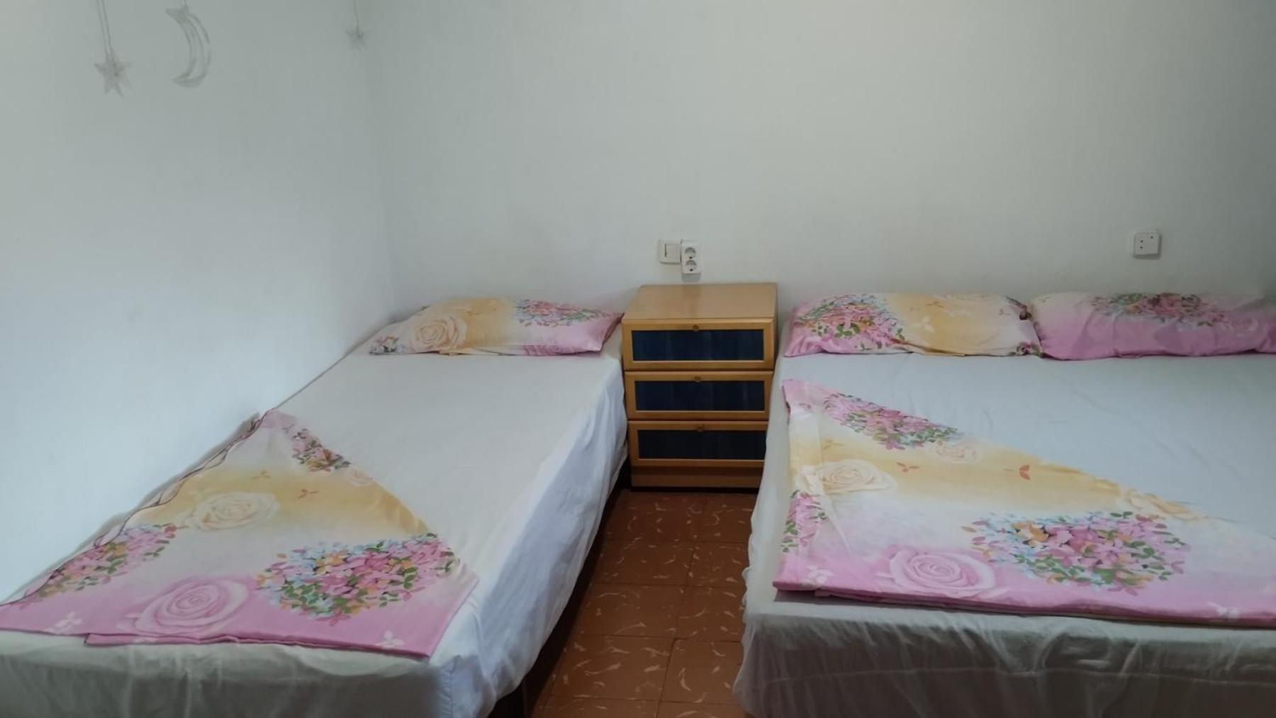 Economy Triple Room with Shared Bathroom photo 3