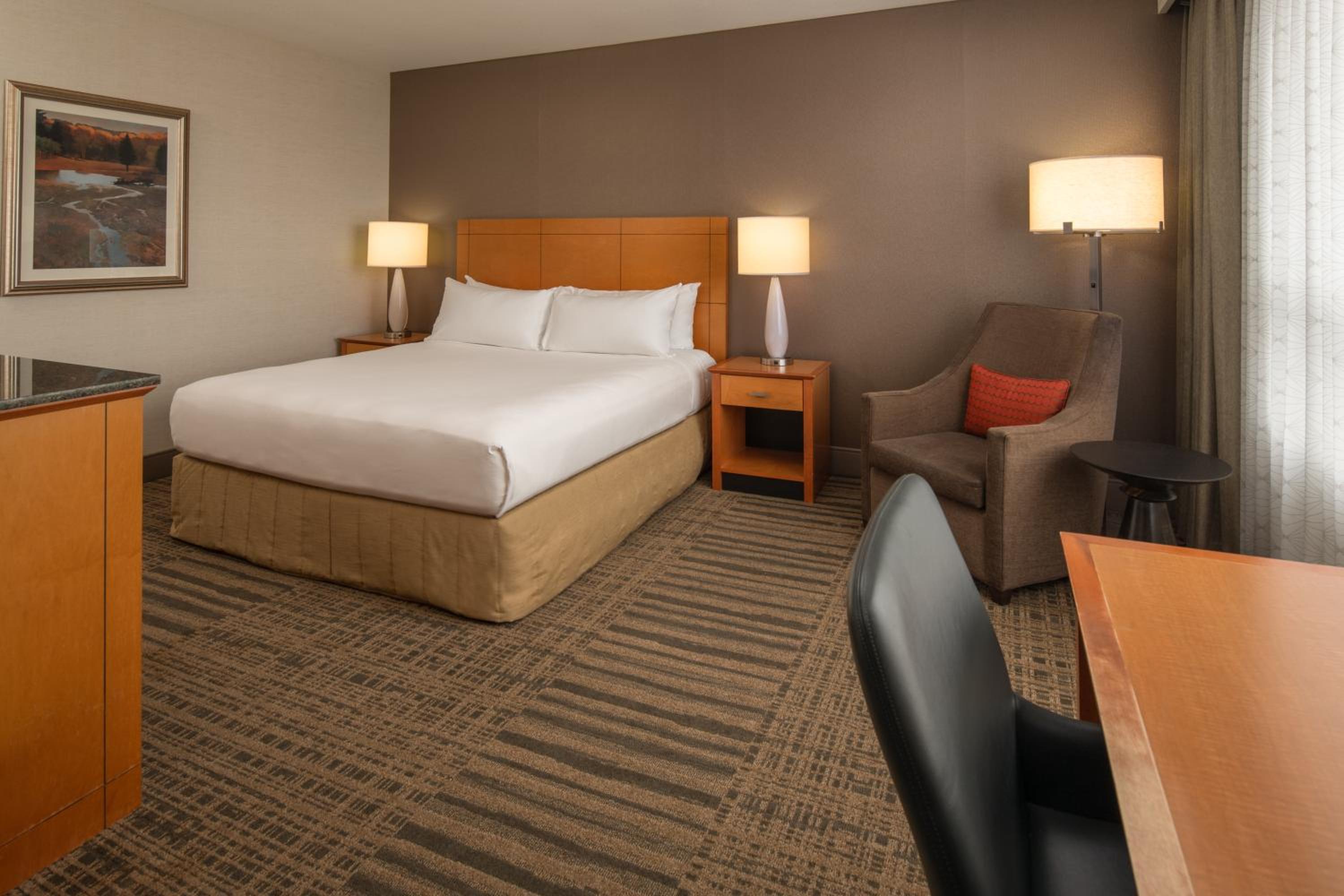 King Room with Accessible Tub - Mobility and Hearing Access - Photo 1