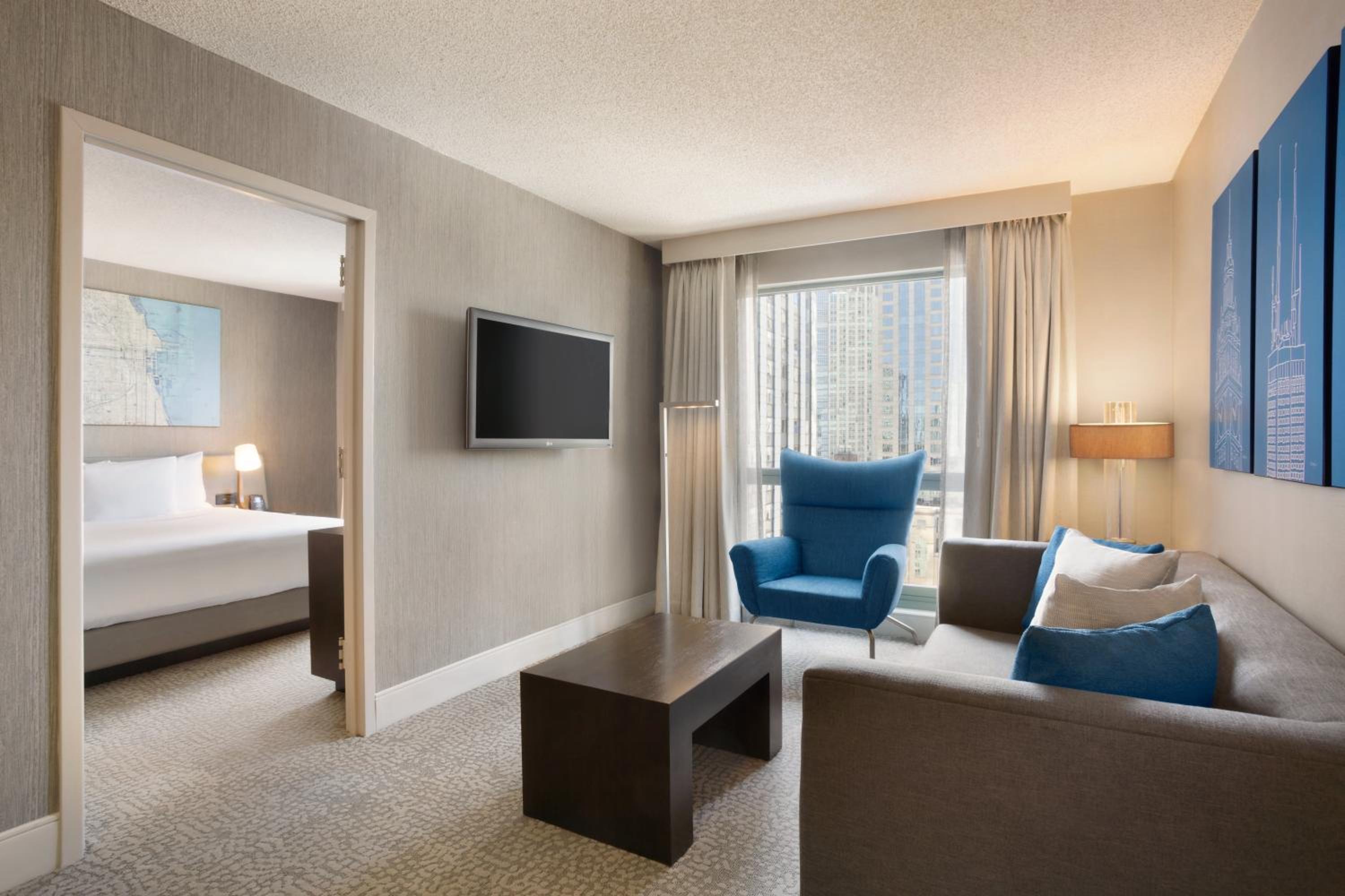 One-Bedroom King Suite with Roll-In Shower - Mobility Access - Photo 5