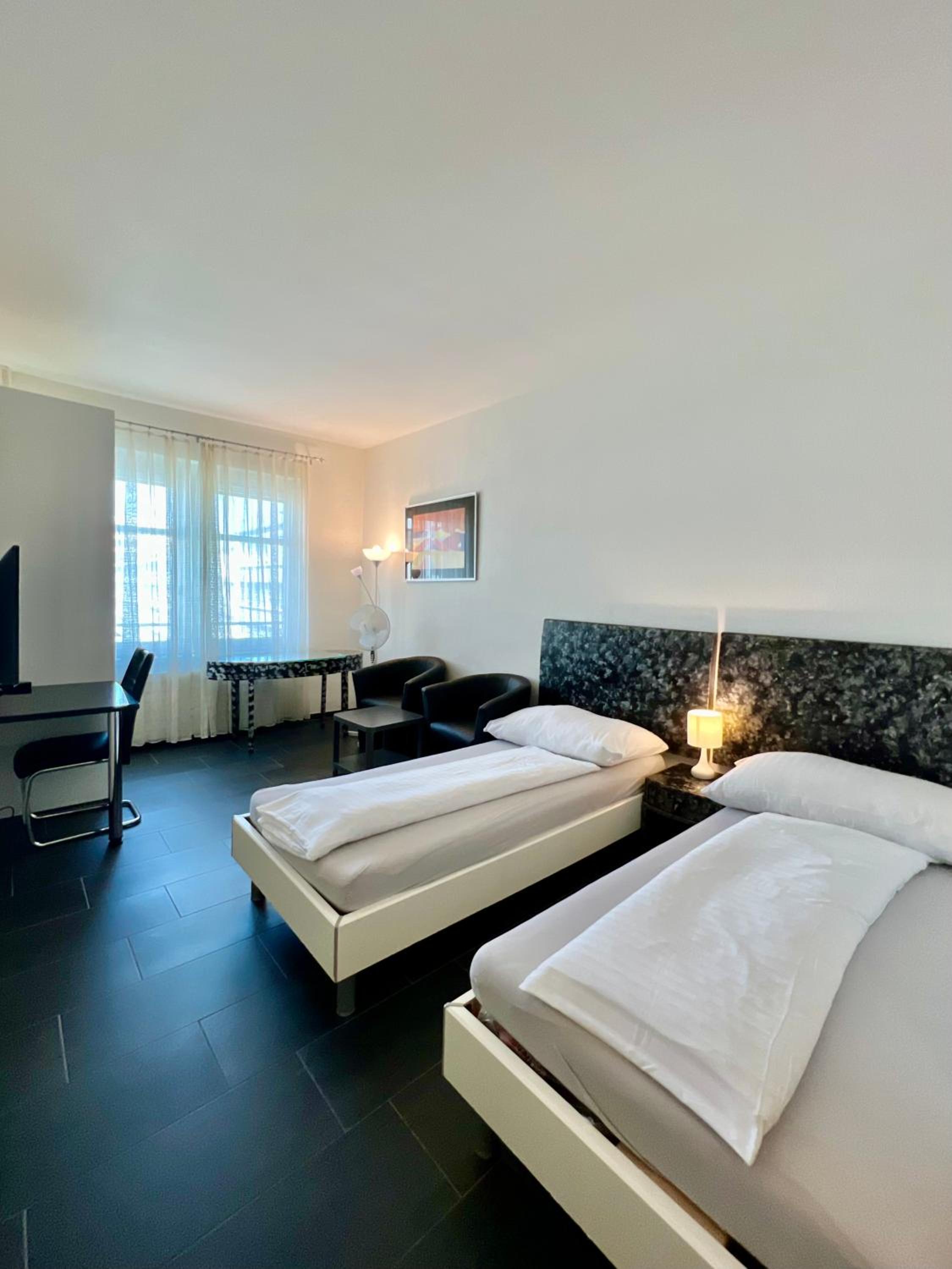 Standard Twin Room - Photo 10