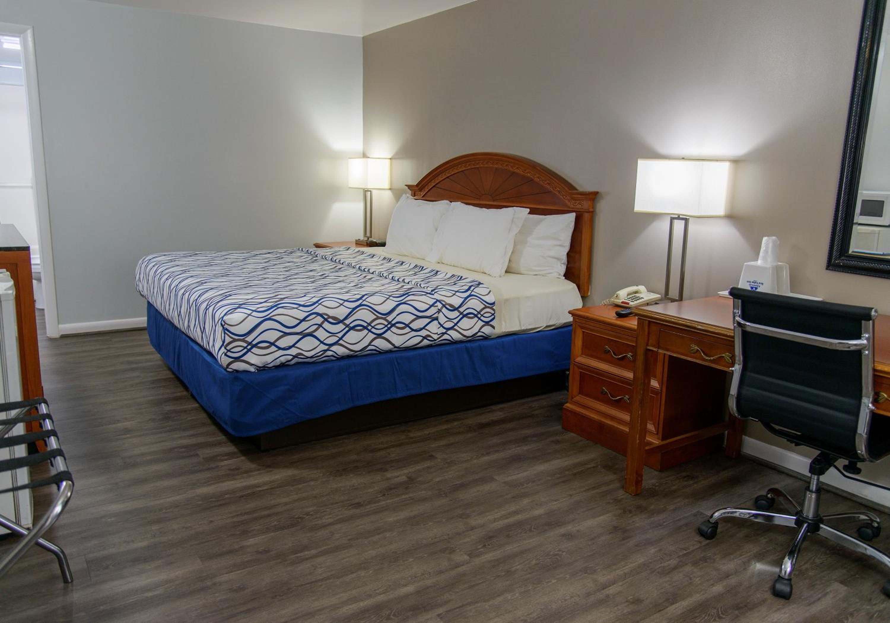King Room - Non-Smoking - Photo 1