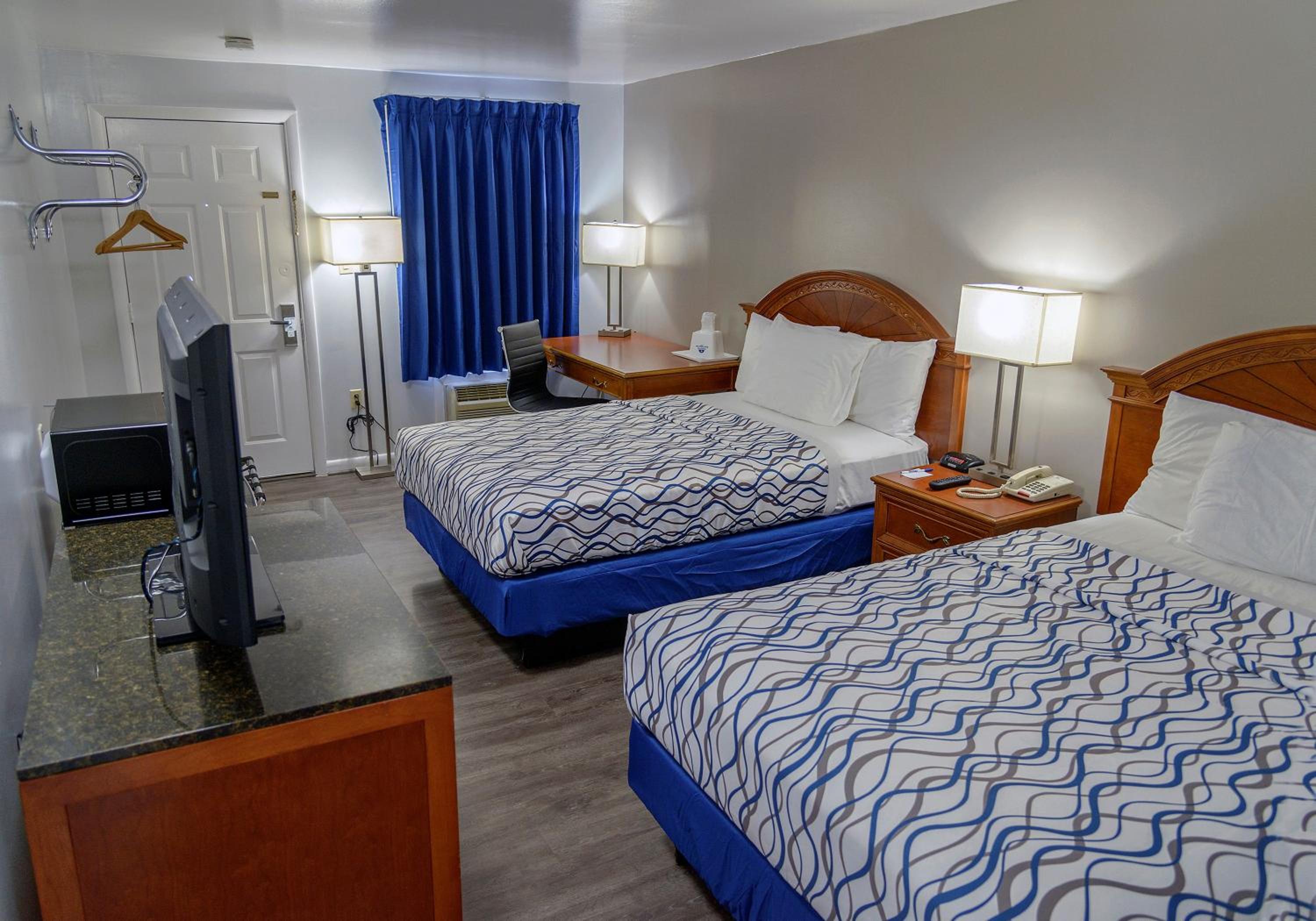 Double Room with Two Double Beds - Non-Smoking - Photo 2