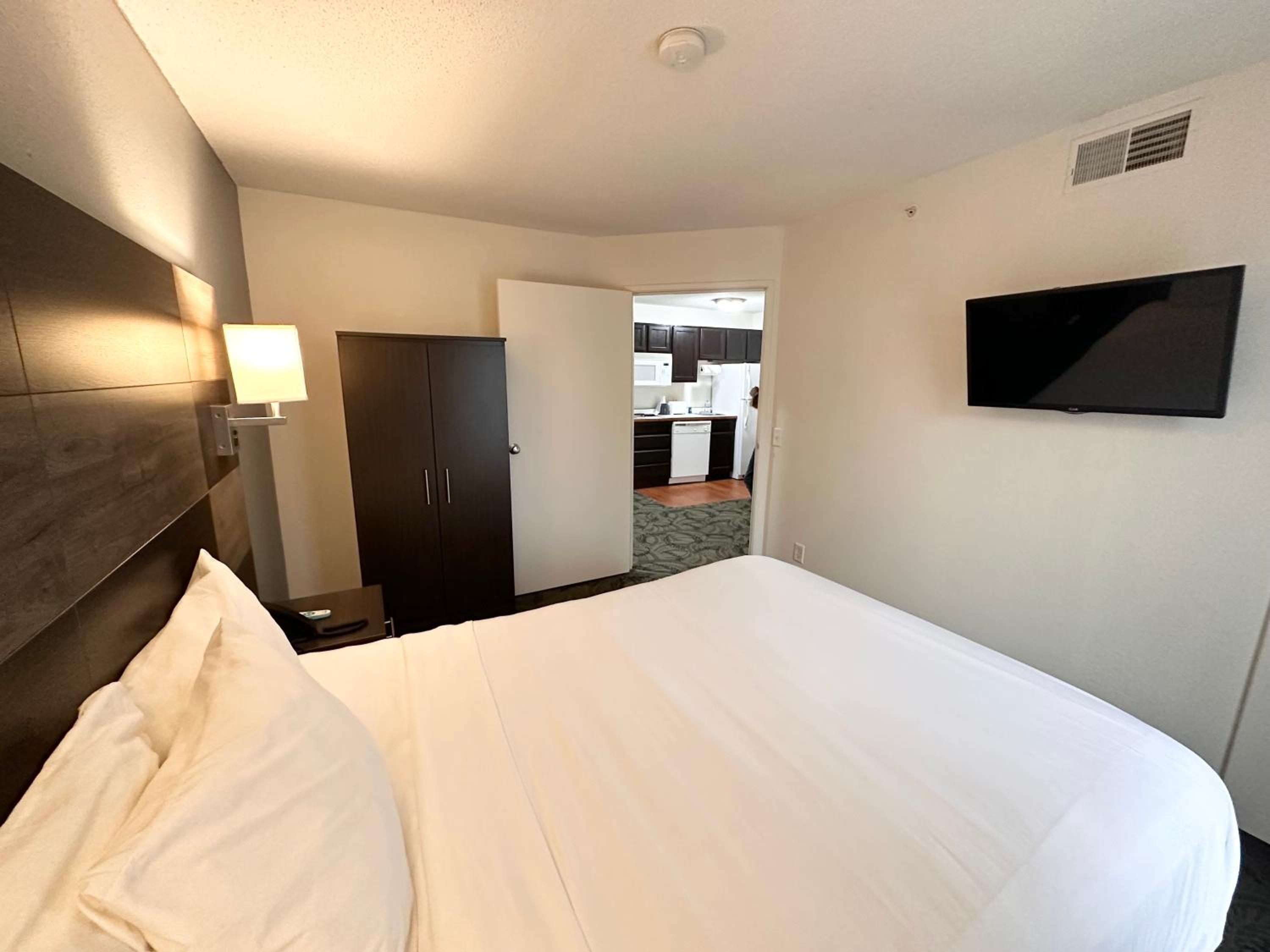 Efficiency Queen Suite -Non Smoking - Photo 7