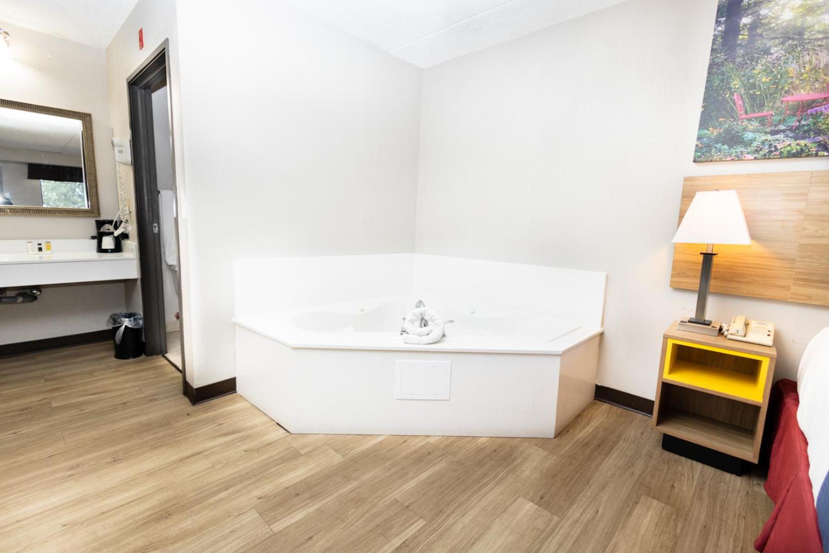 Suite with Hot Tub - Photo 5