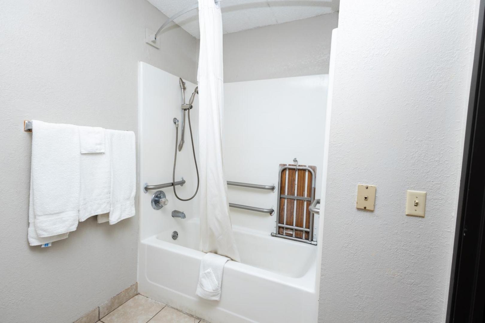 King Room - Mobility Access/Non-Smoking - Photo 3