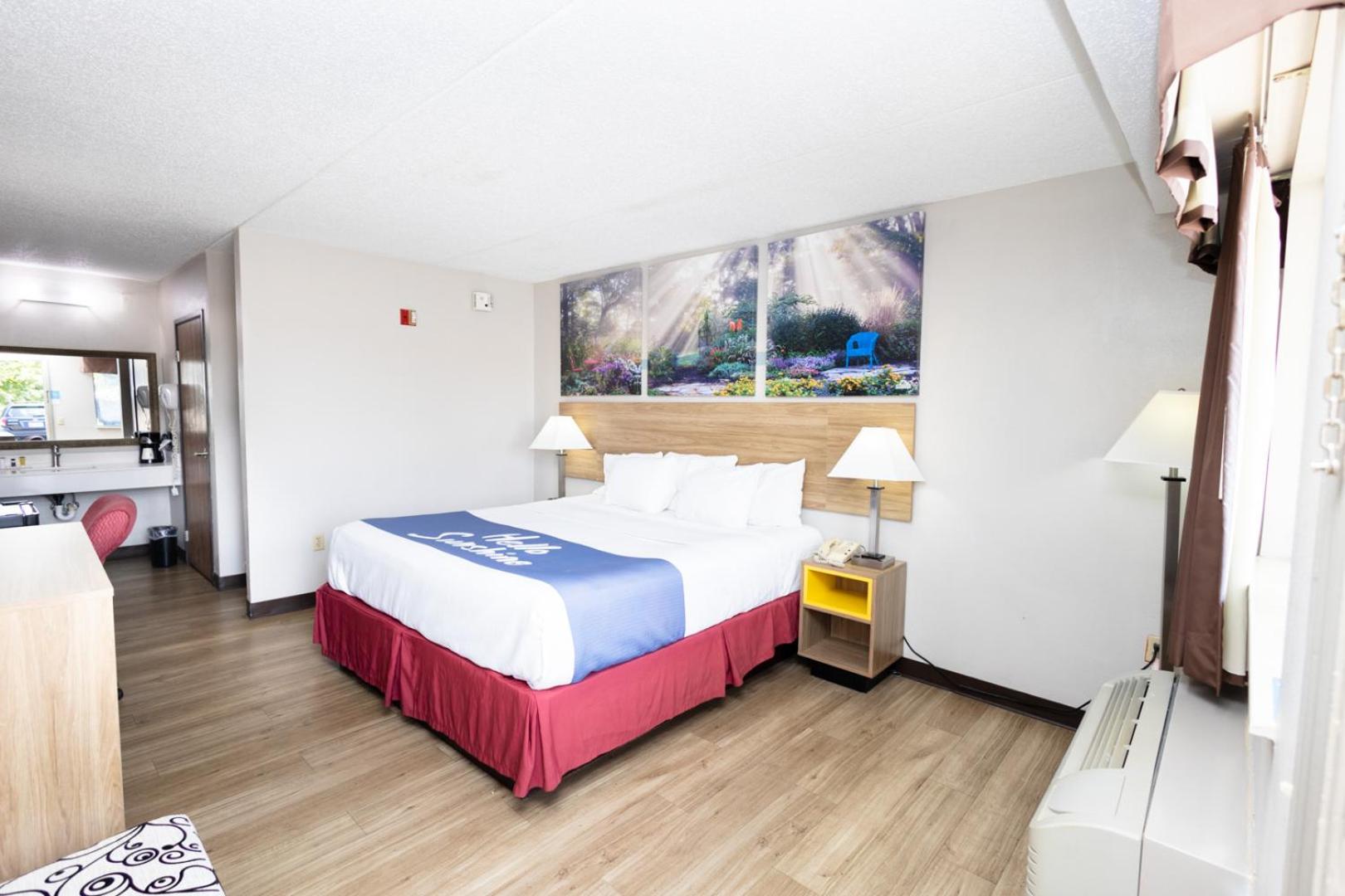 King Room - Non-Smoking - Photo 5