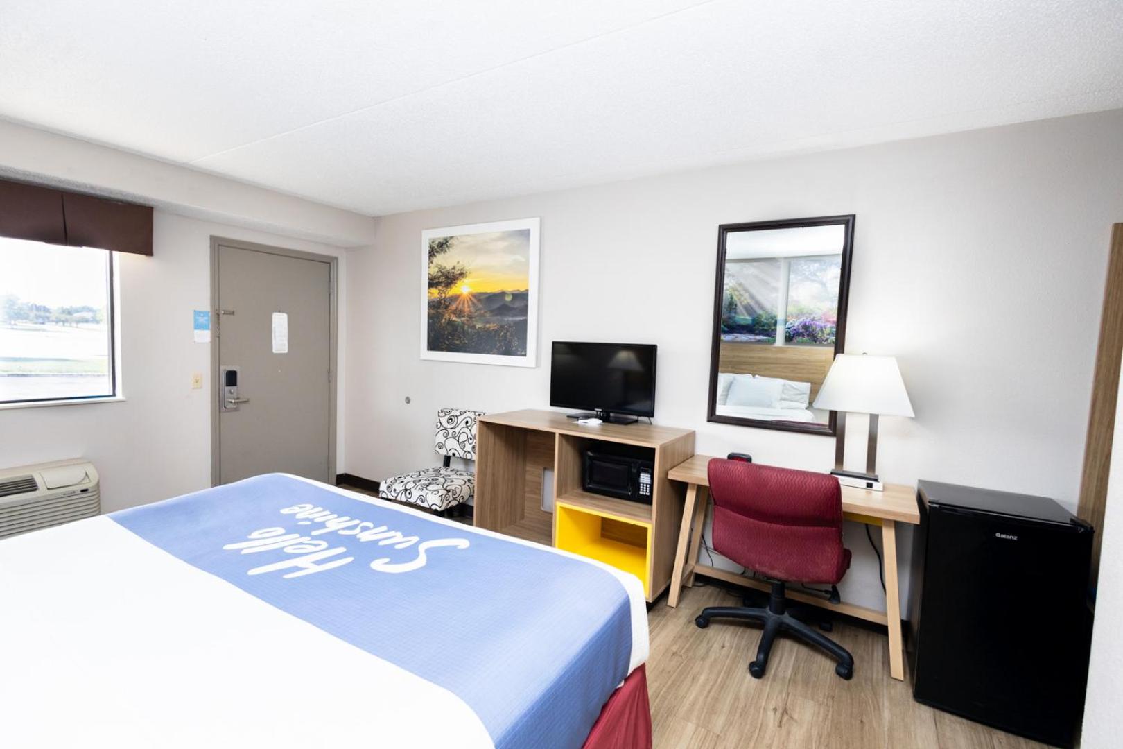 King Room - Non-Smoking - Photo 3