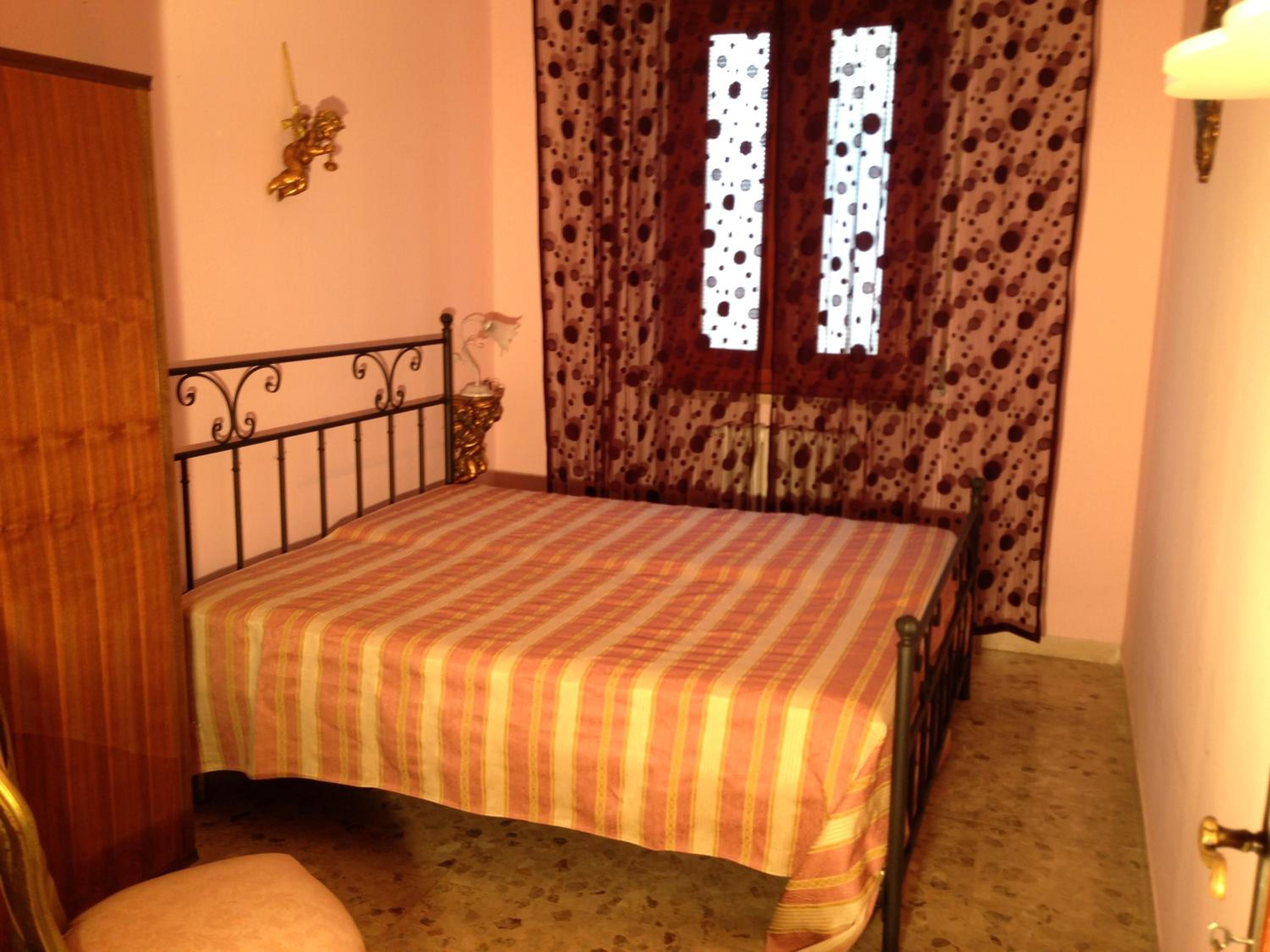 Double Room with Shared Bathroom photo 2