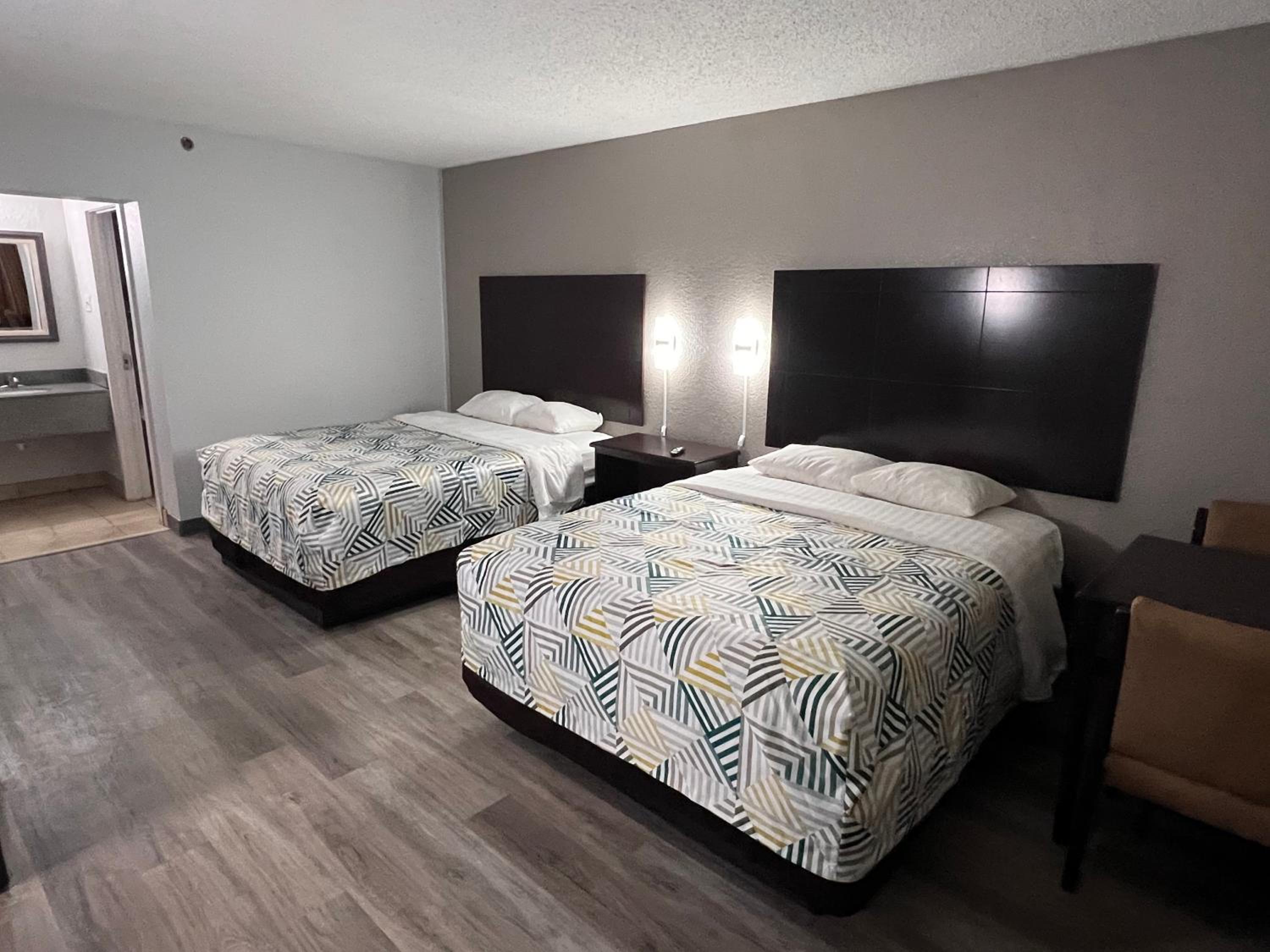 2 Queen Beds | Smoking, Micfridge - Photo 1
