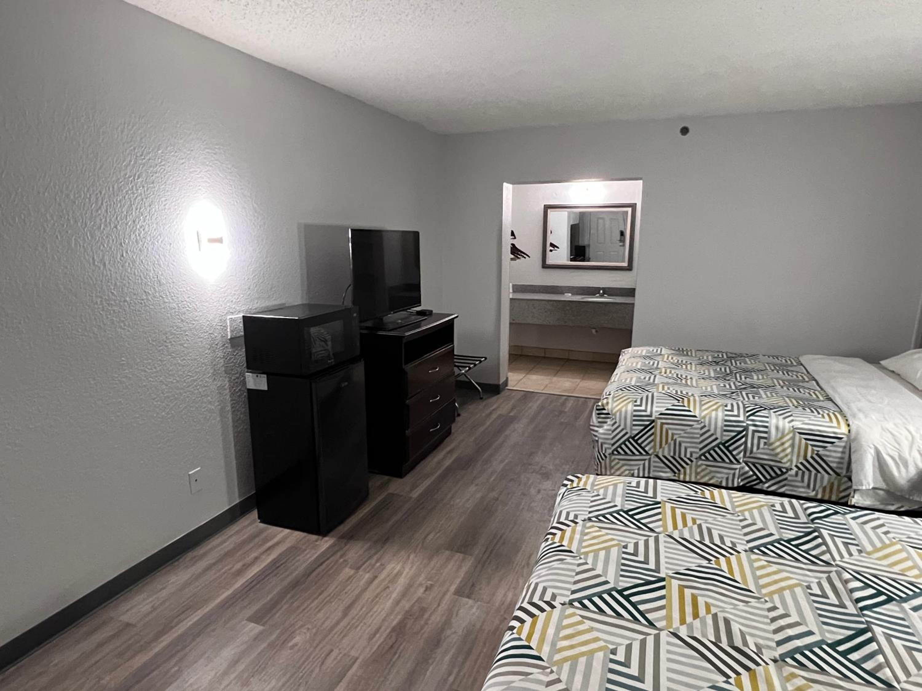 2 Queen Beds | Smoking, Micfridge - Photo 4