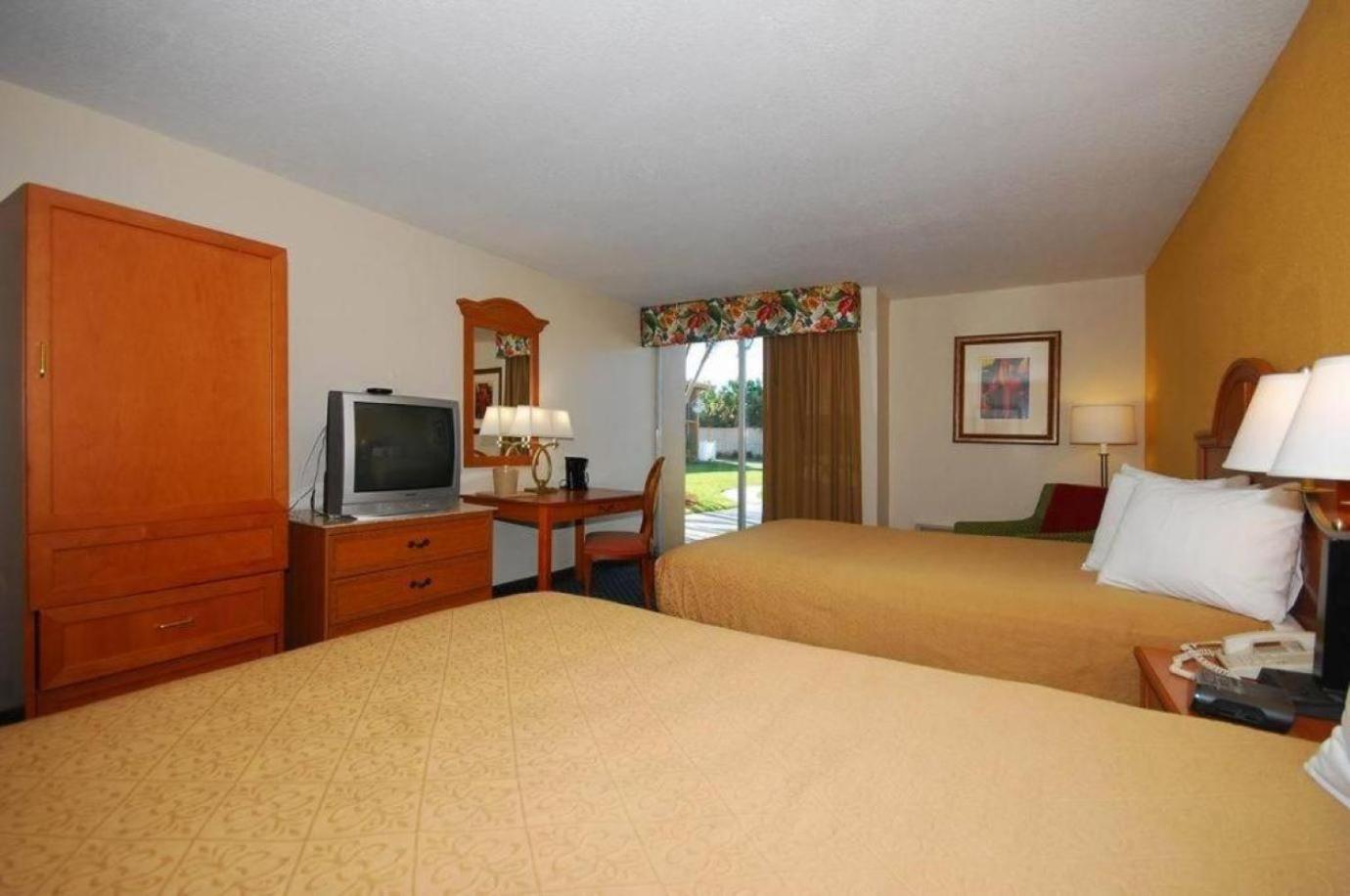 Queen Room with Two Queen Beds - Non-Smoking photo 1
