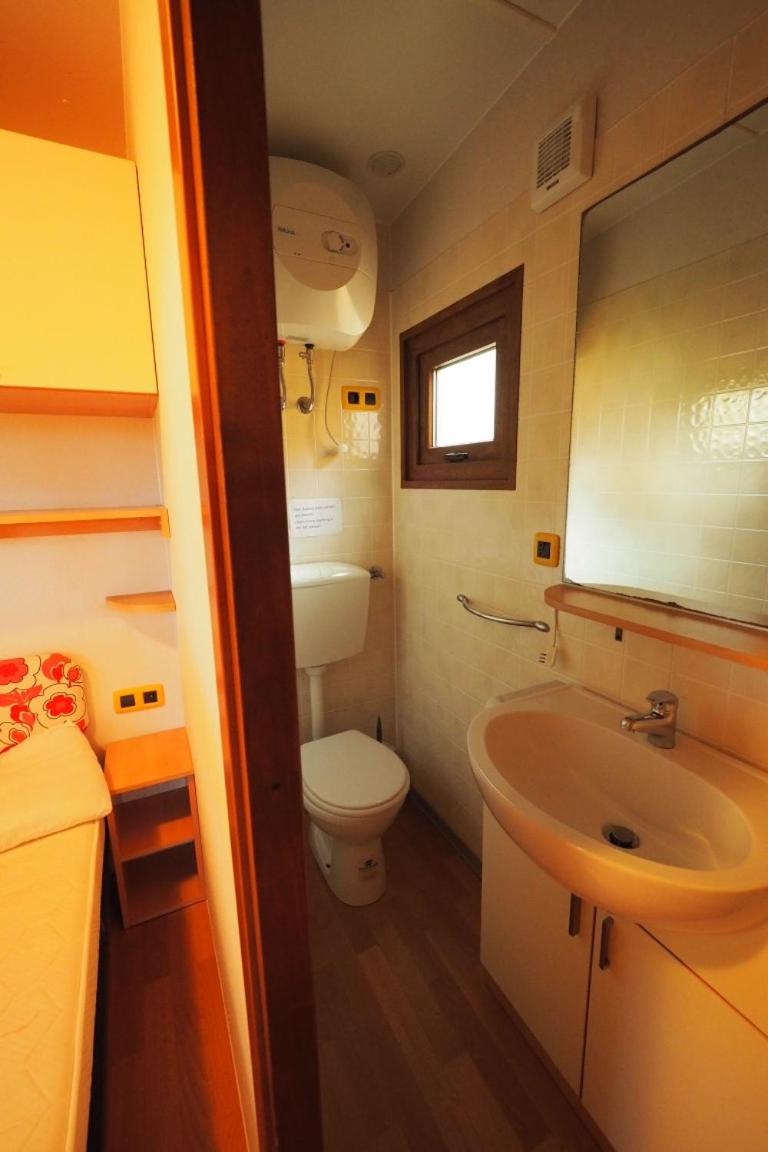 Mobile Home - Photo 3