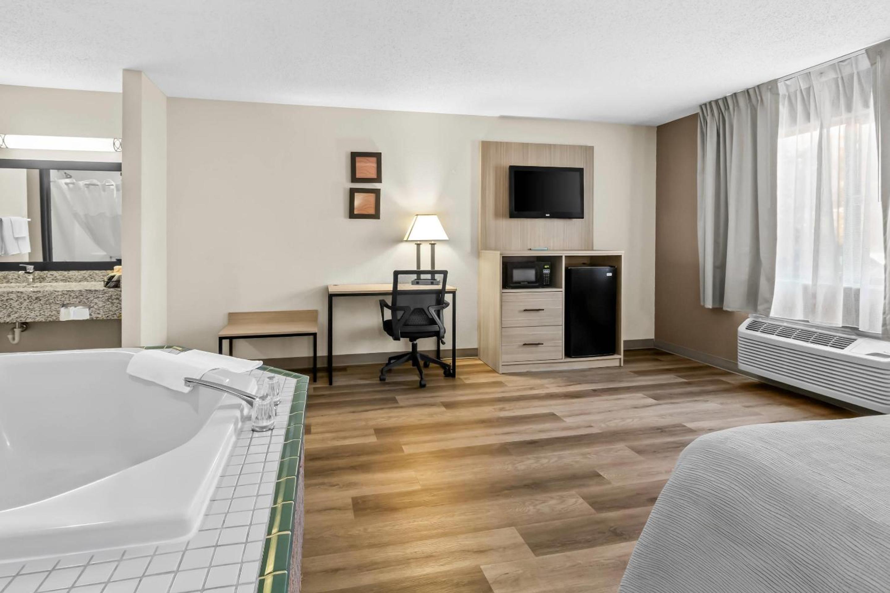 King Room with Whirlpool Tub - Accessible/Non-Smoking