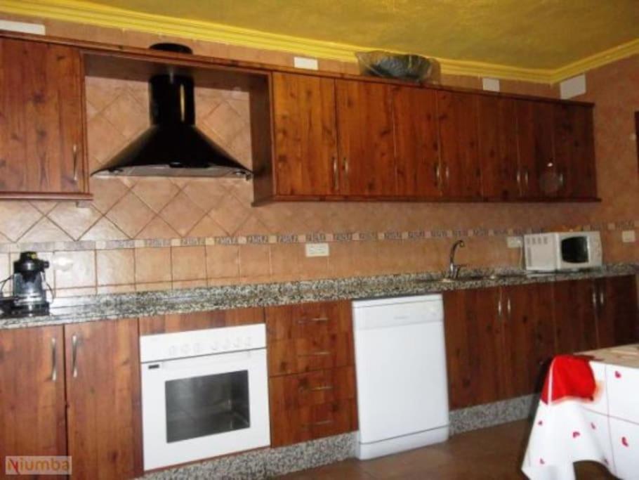 Six-Bedroom House photo 3