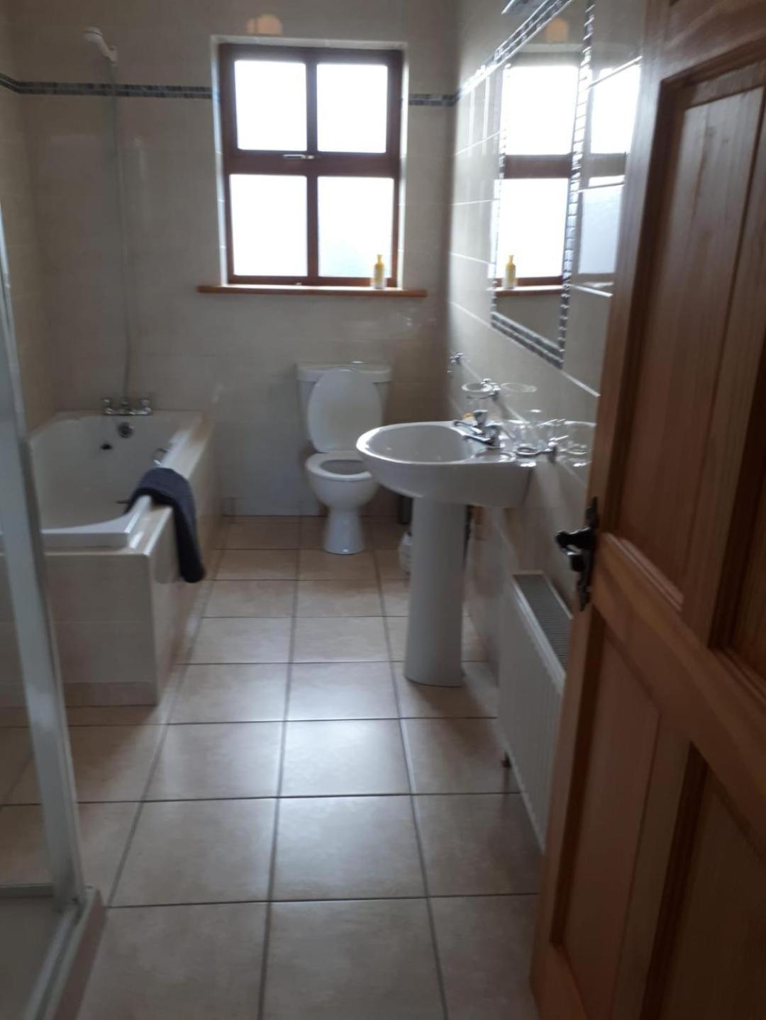 Double Room with Shared Bathroom photo 3
