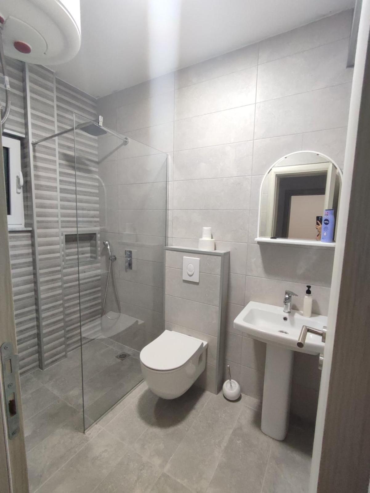 One-Bedroom Apartment photo 3