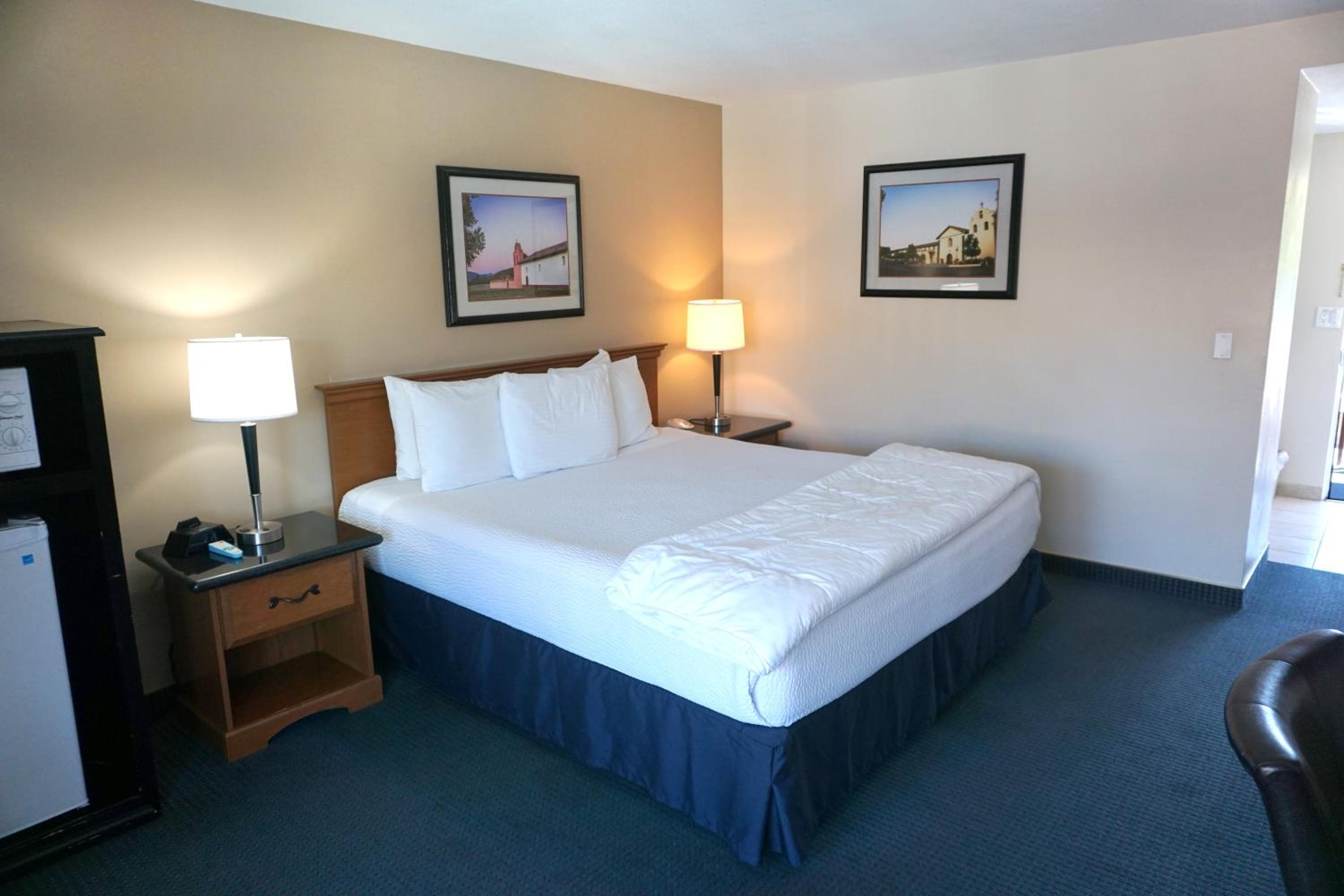Deluxe King Room (Balcony) - Photo 5