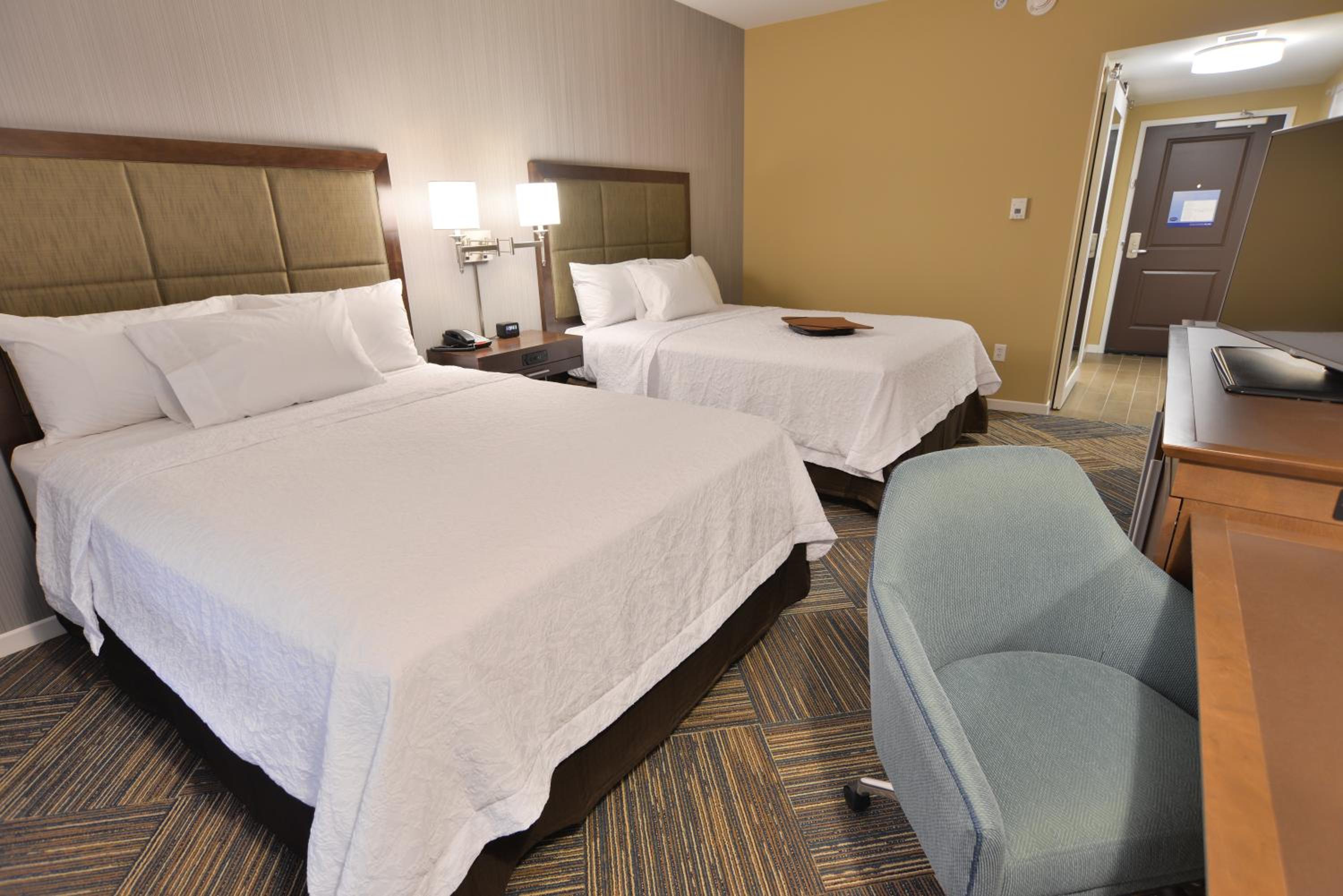 Queen Room with Two Queen Beds (4 Adults) photo 2