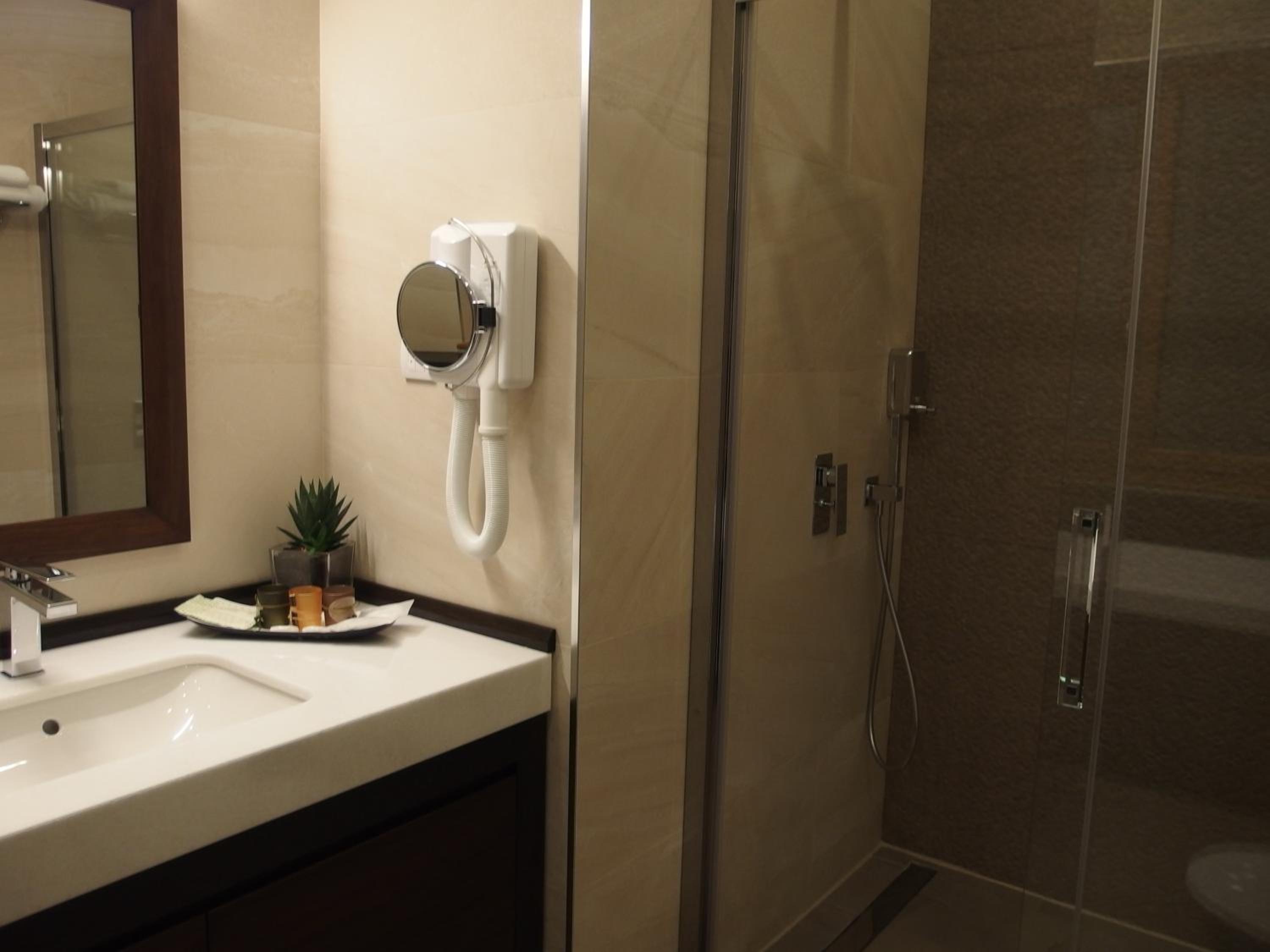Superior King Suite with Free Parking - Photo 17