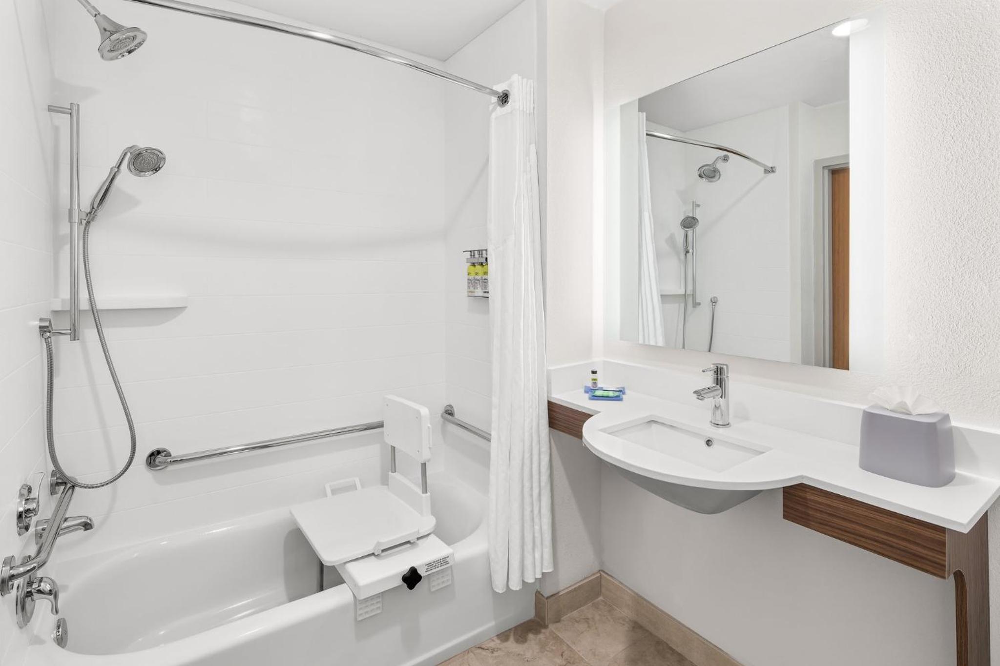 Standard King Room - Mobility Accessible - Photo 4