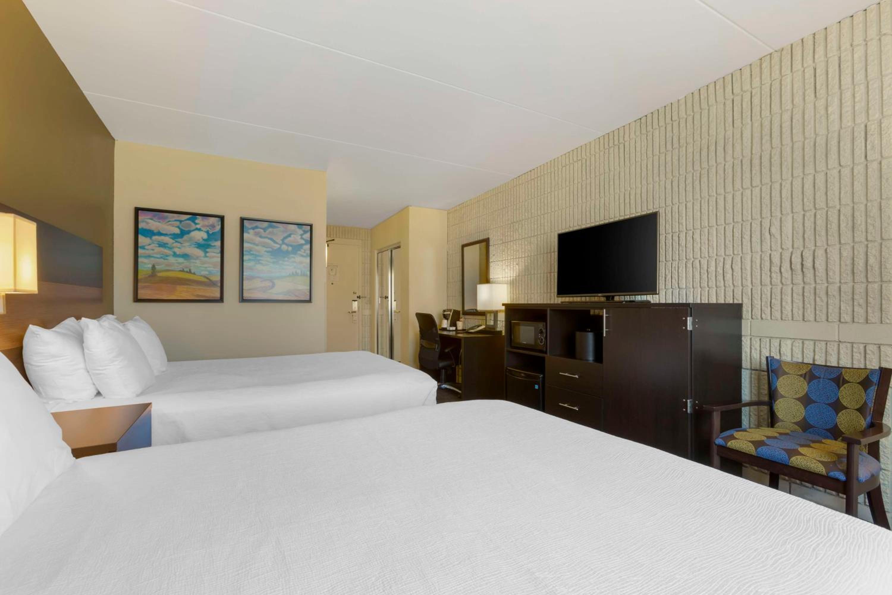 Queen Room with Two Queen Beds photo 2