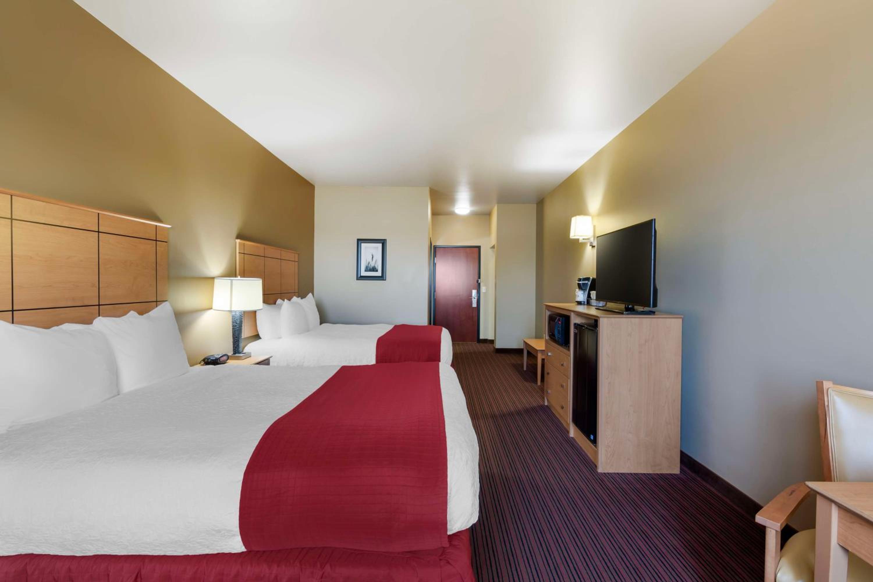 Queen Room with Two Queen Beds - Pet Friendly/Non-Smoking - Photo 1
