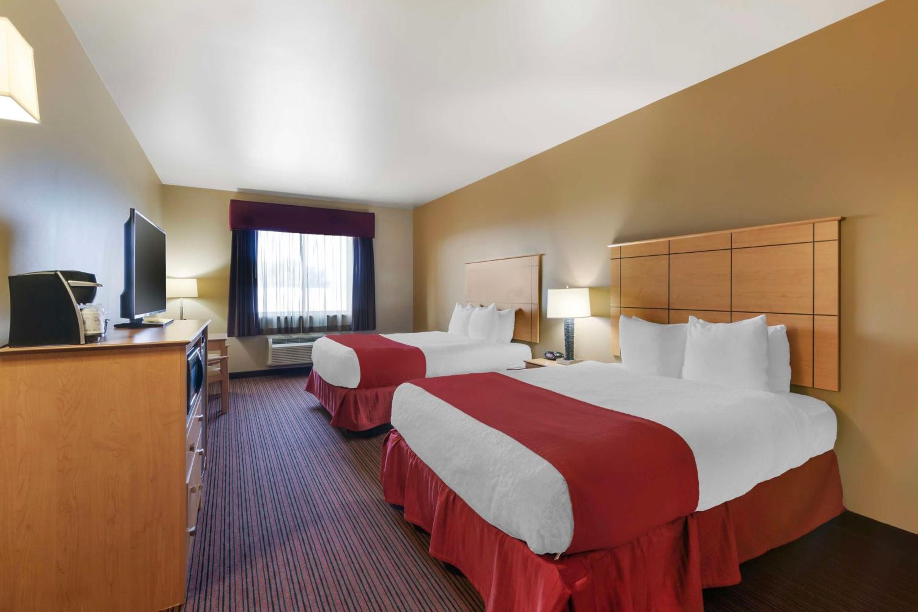 Queen Room with Two Queen Beds - Pet Friendly/Non-Smoking - Photo 4