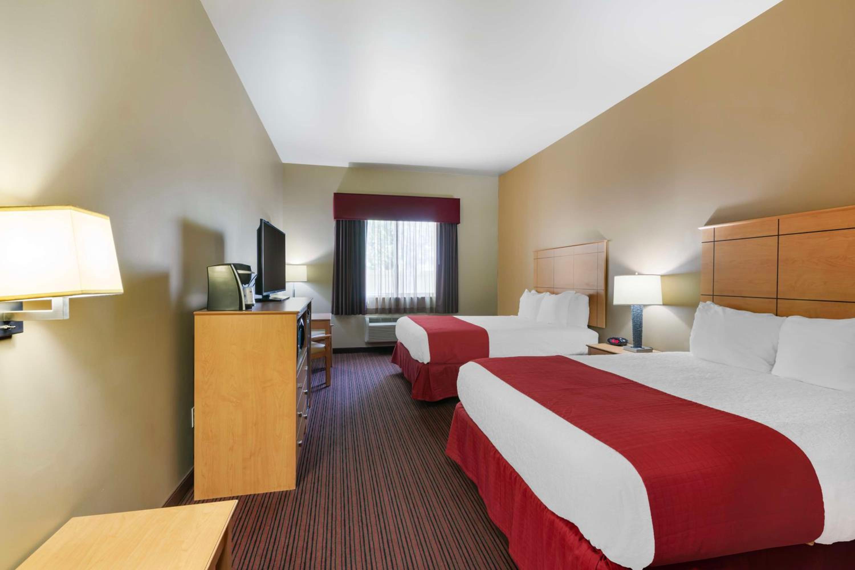 Queen Room with Two Queen Beds - Pet Friendly/Non-Smoking - Photo 3