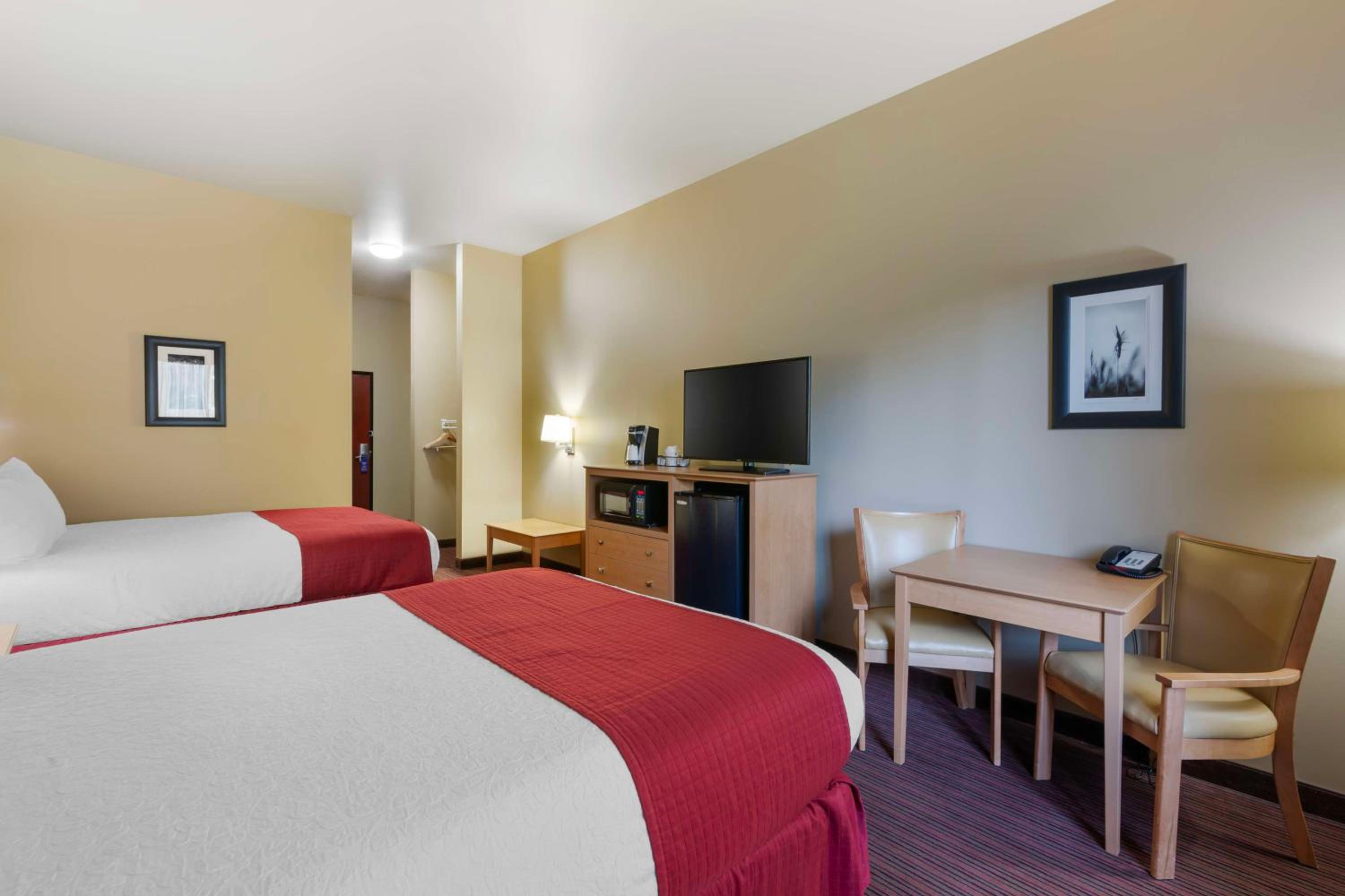Queen Room with Two Queen Beds - Pet Friendly/Non-Smoking - Photo 6